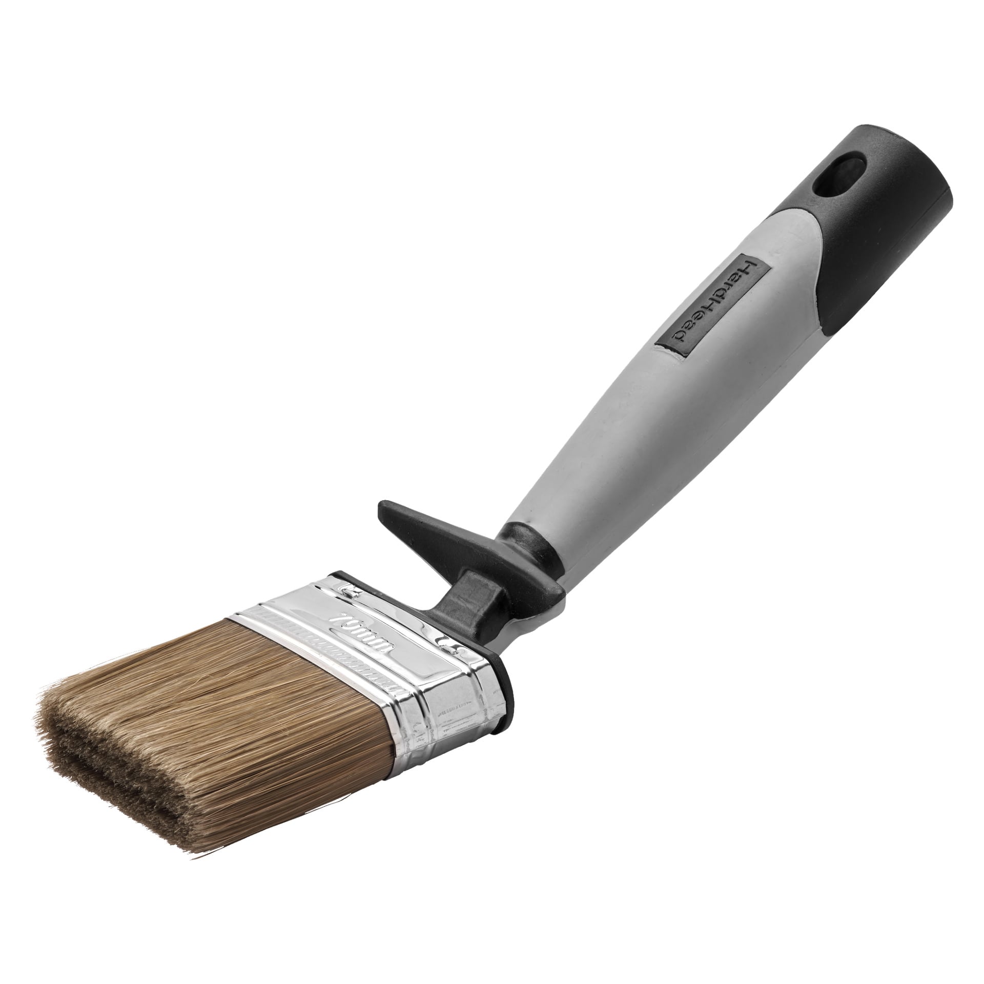 Hard Head Angled fasadborste har ett grått och svart ergonomiskt handtag, en metallrem och bruna borststrån. Det oanvända vinklade huvudet är lämpligt för exakt målning eller detaljerade uppgifter. Handtaget bär varumärket Hard Head.