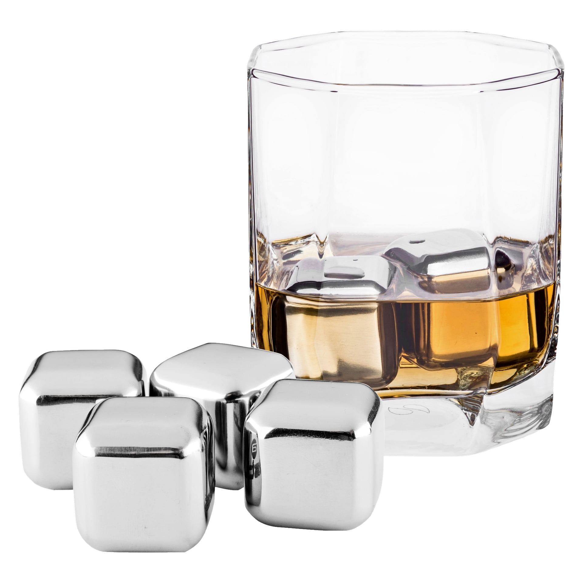 Ett glas whisky innehåller tre Menuett-isbitar, med tre ytterligare Menuett-isbitar placerade i närheten.