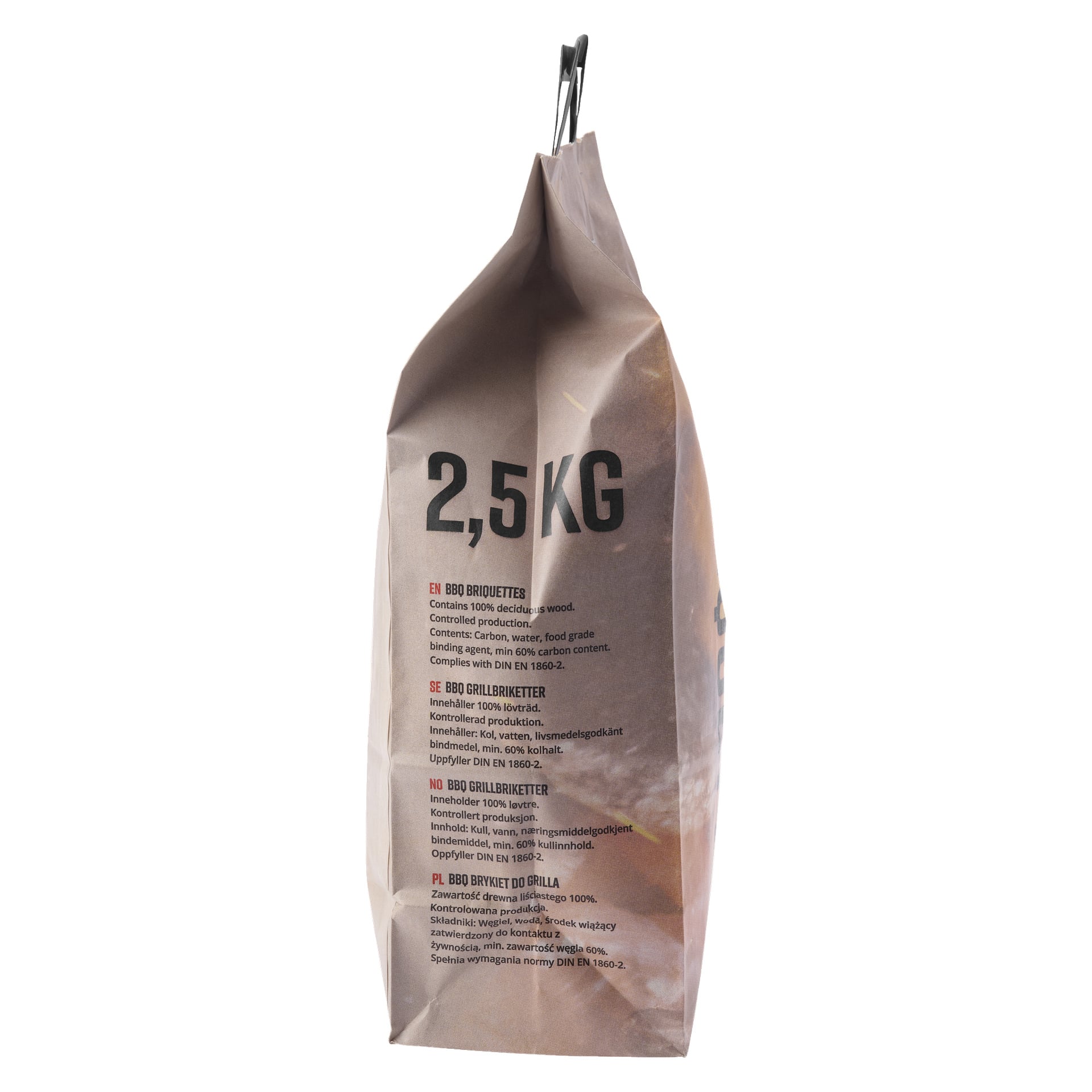 En 2,5 kg tung brun papperspåse med Burns & Barkles Grill-briketter står upprätt. Förpackningen visar detaljer om produkten, såsom vikt, sammansättning och certifieringsstandarder, och är förseglad upptill med en metallklämma.