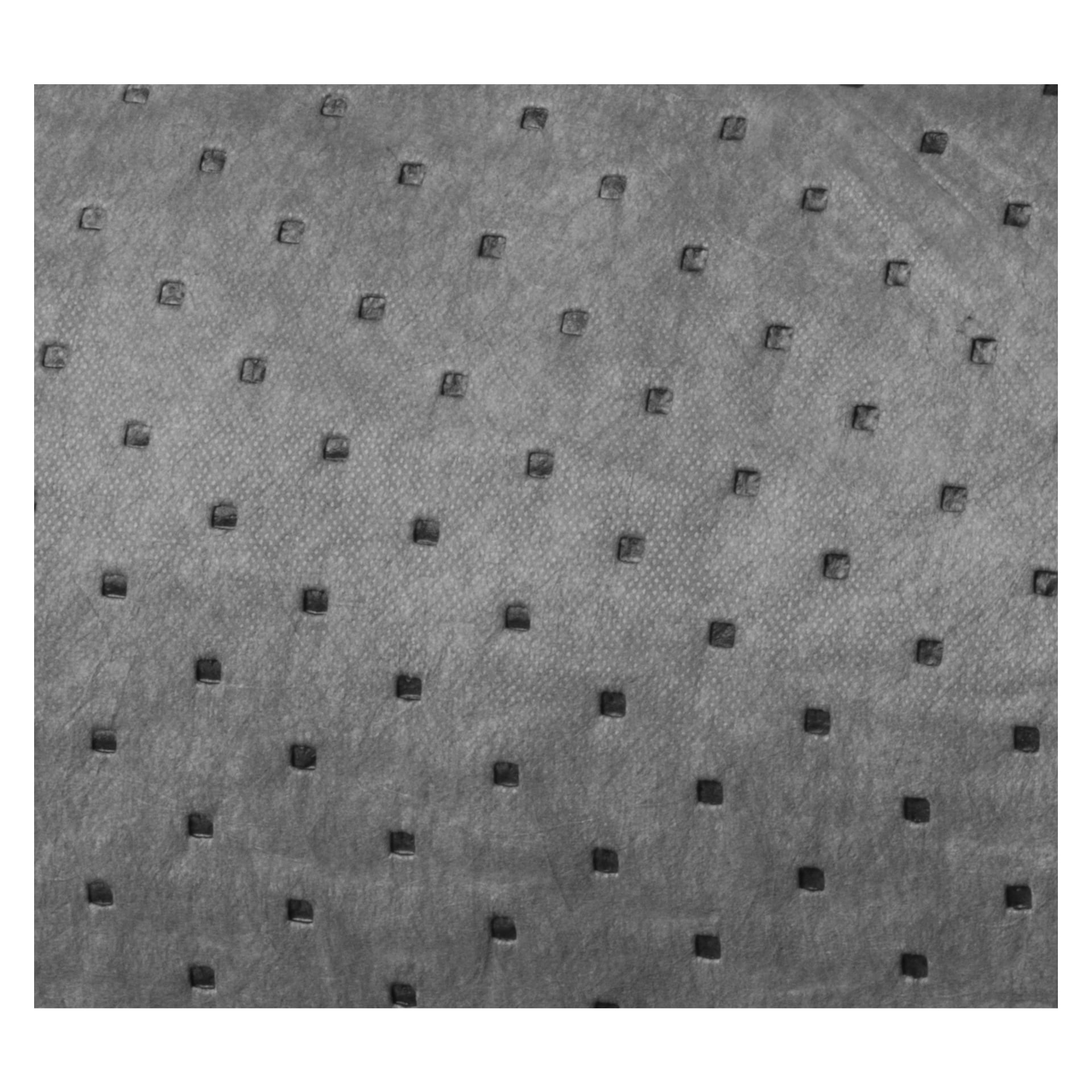 En detaljerad närbild av Hamron Absorbent Cloths grå, texturerade yta, som visar en enhetlig uppsättning små fyrkantiga intryck prydligt uppradade i raka rader och kolumner.