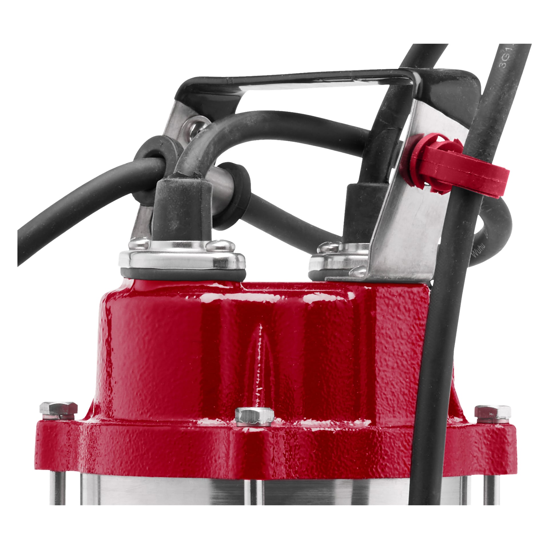 Närbild av den övre delen av en Meec Tools nedsänkbar pump i rött och silver, som visar svarta elkablar hållna på plats av metallfästen och en röd kabelbinder.