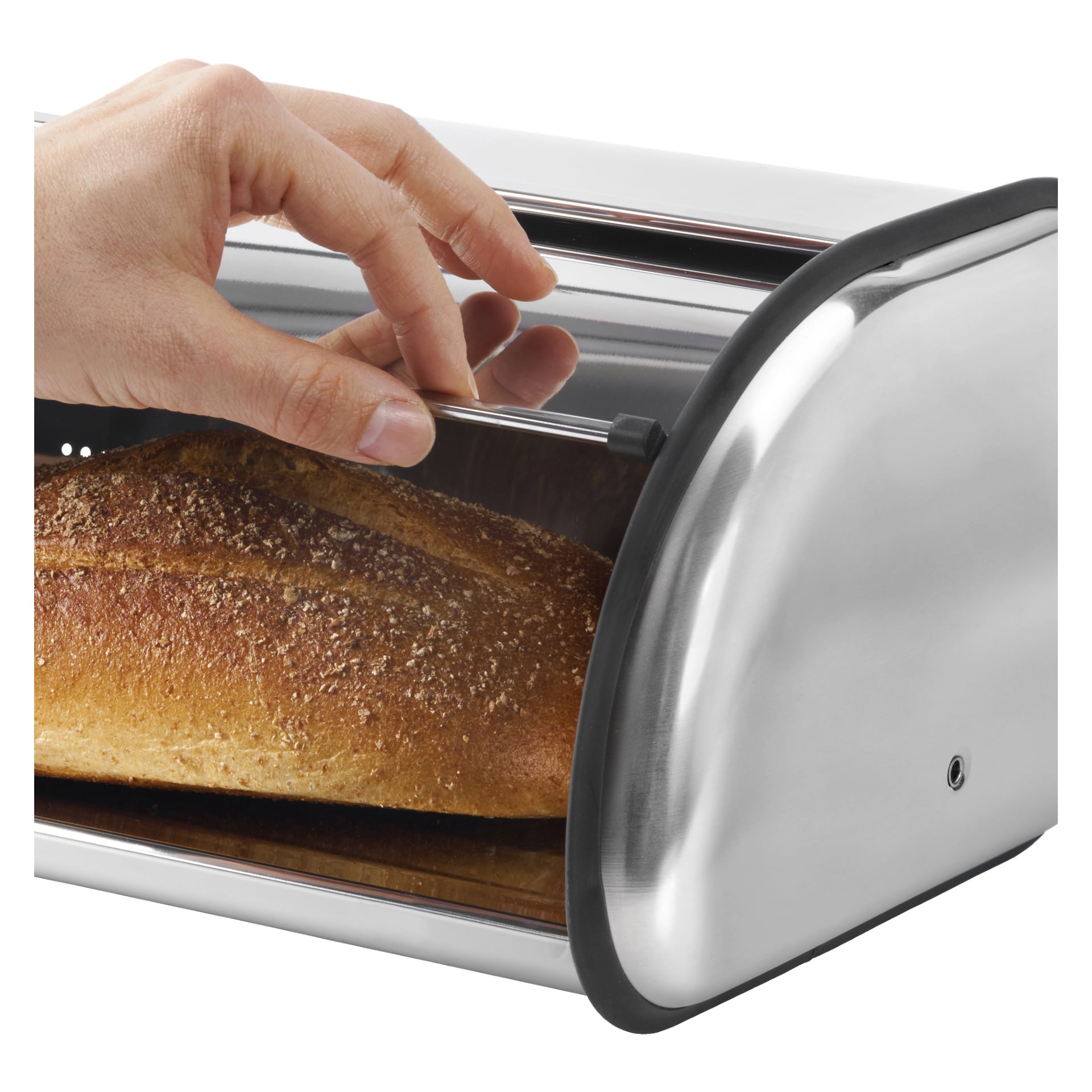 En hand öppnar locket på en Menuett-brödlåda och visar en limpa brunt bröd inuti. Brödlådan har en slank, böjd rostfri stålkropp med ett lock, svart kant.