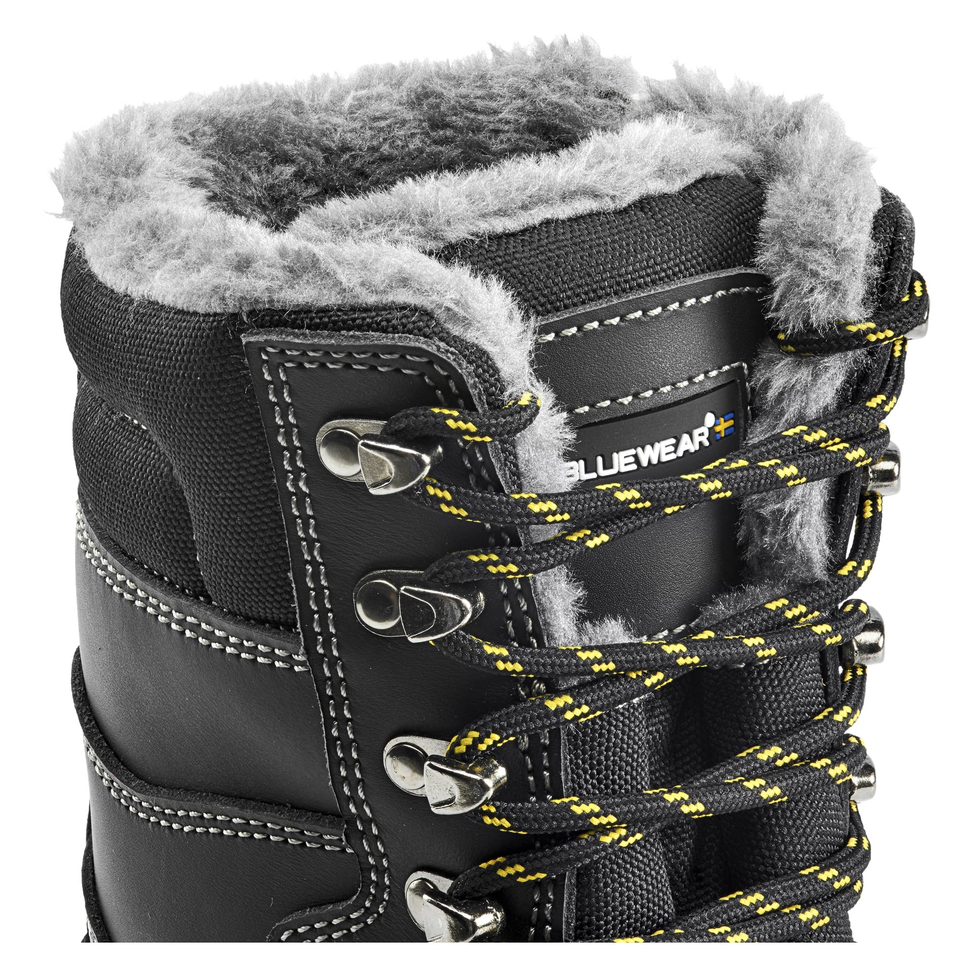 Detaljerad vy av Bluewear Warm Lined Safety Boots GRIP, som visar den svarta exteriören, grå fuskpäls innerfoder, gula och svarta snören som är inbundna i metallöglor, distinkt vita sömmar och en BLUEWEAR-lapp på tungan. Stövlarna är isolerade för att ge värme.