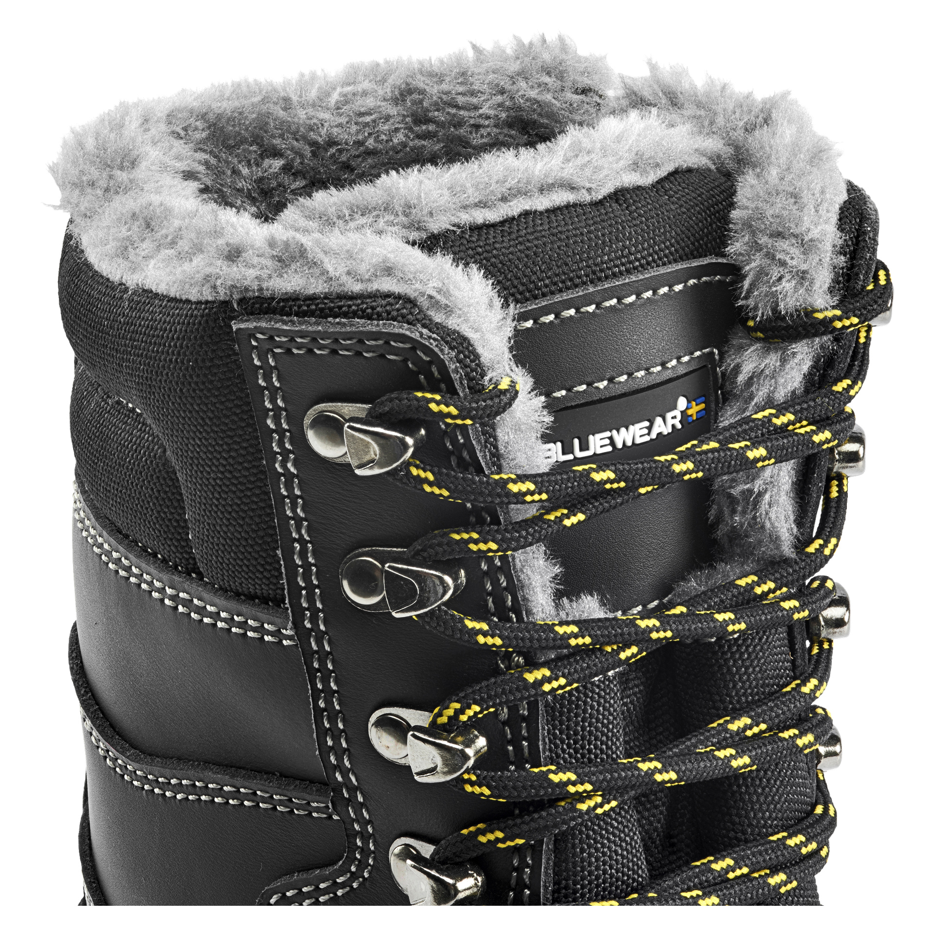 Szczegółowe zbliżenie górnej części czarnego Bluewear Warm Line Safety Boot GRIP, pokazujące szarą imitację futra, żółto-czarne sznurowadła przewleczone przez metalowe oczka, białe przeszycia oraz etykietę marki Bluewear umieszczoną przy kołnierzu buta.