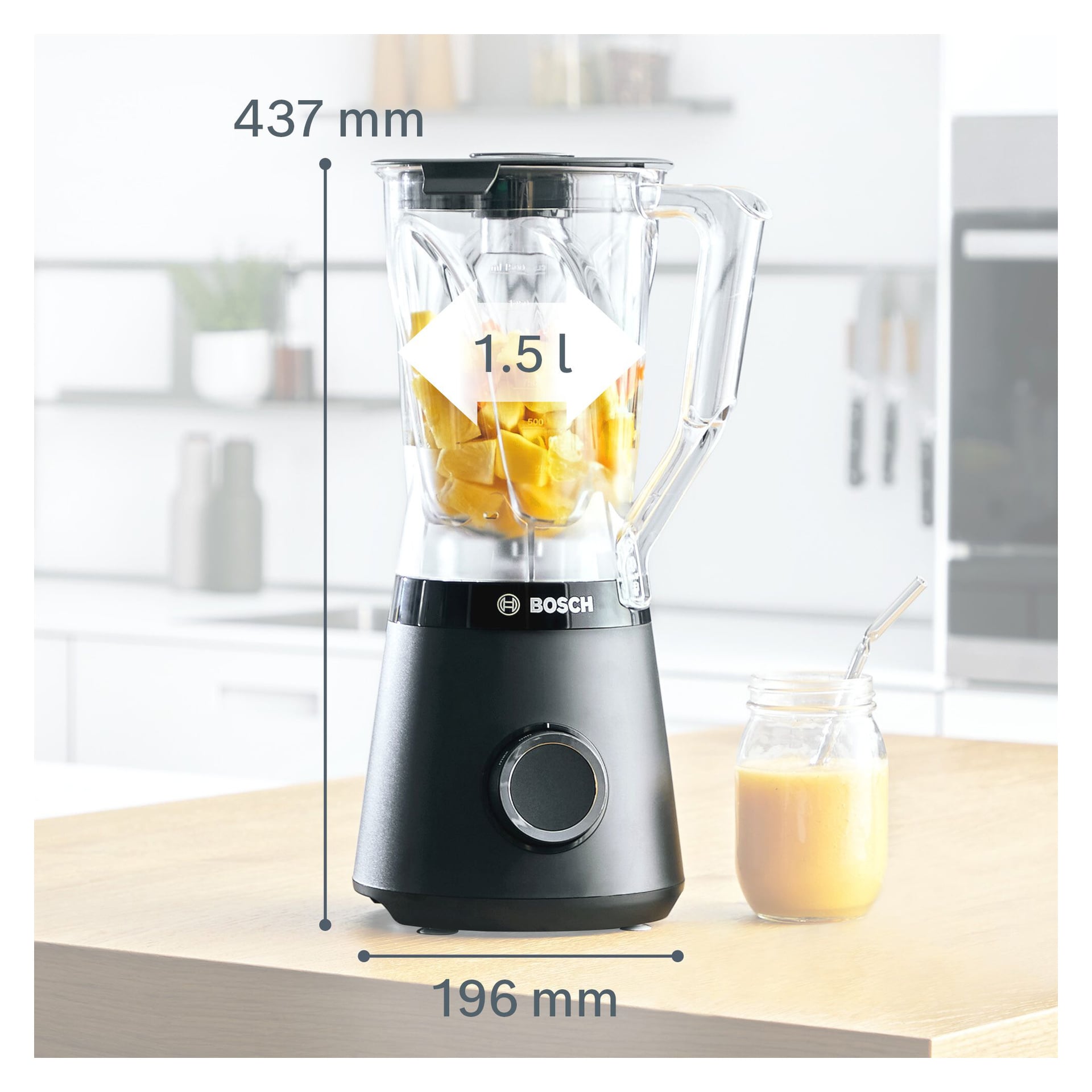 En Bosch MMB6141B-mixer med hackad frukt ställs på köksbänken bredvid ett glas juice. Måtten 437 mm hög, 196 mm bred och en kapacitet på 1,5 liter visas på mixern.