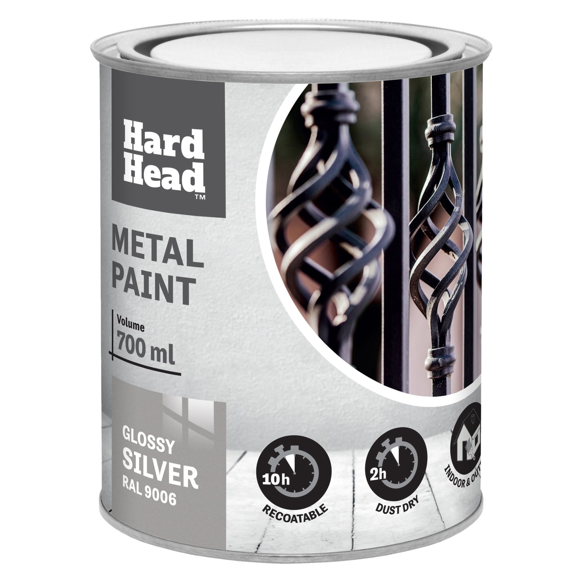 En 700 ml boks med Hard Head Metal-maling i blank sølv, med en etikett som viste dekorativt metallarbeid og sitert tekst: Kan omlakes på 10 timer, Støvtørke på 2 timer, og Innendørs & utendørs.