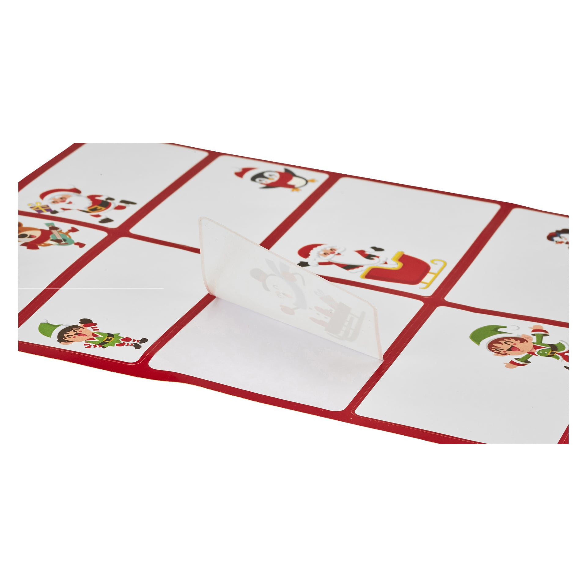 En närbild på ett 20-pack julklappsetiketter av Menuett: rödkantade vita rutor med jultecknade figurer, några med citat som God Jul, och en ruta med en delvis avskalad transparent snögubbe-klistermärke.