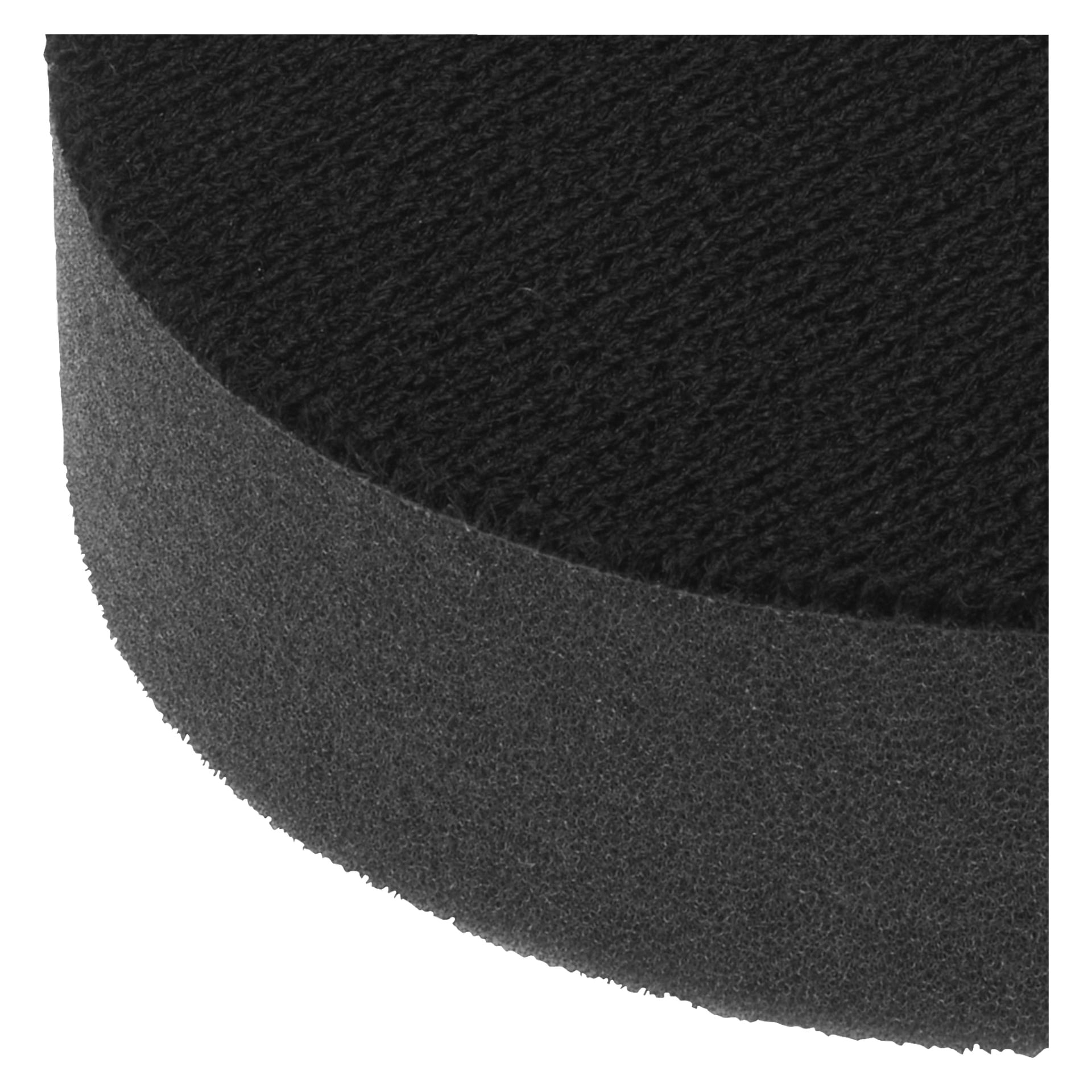 En närbild av Hamron Softs poleringssvamp visar dess runda svarta skumform, med en texturerad ovansida och en porös kant. Endast en del av svampen är synlig.