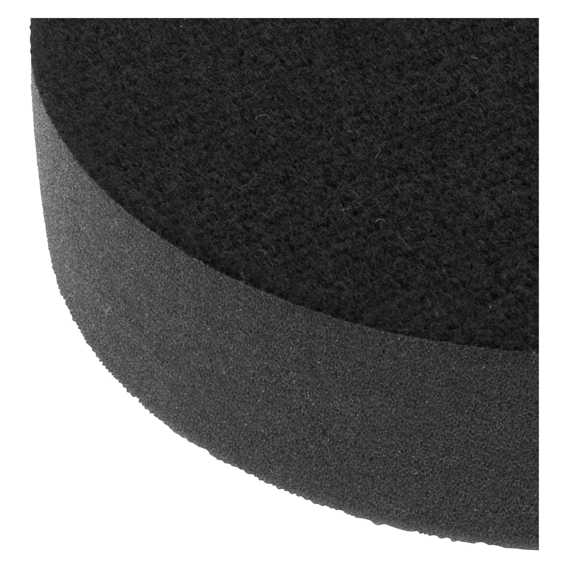 Närbild på Hamron Softs poleringssvamp, som visar dess tjocka, runda form med en texturerad topp och släta sidor. Endast en del av den svarta skumdynan syns.