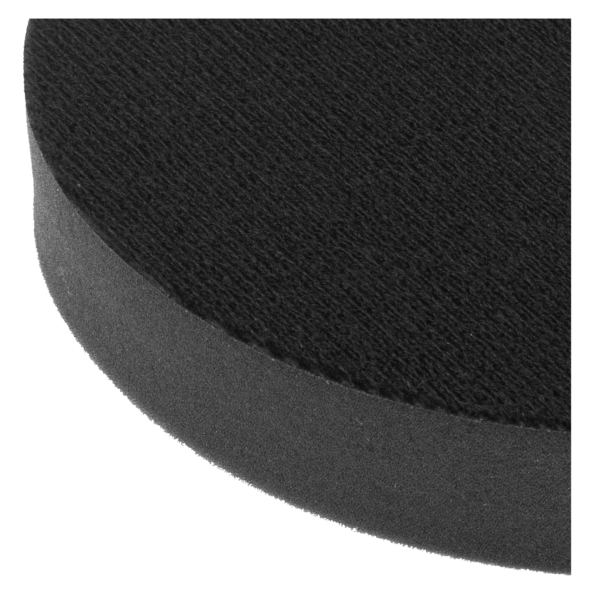 Närbild på Hamron Softs poleringssvamp med en rund, svart skumform och en texturerad yta ovanpå.