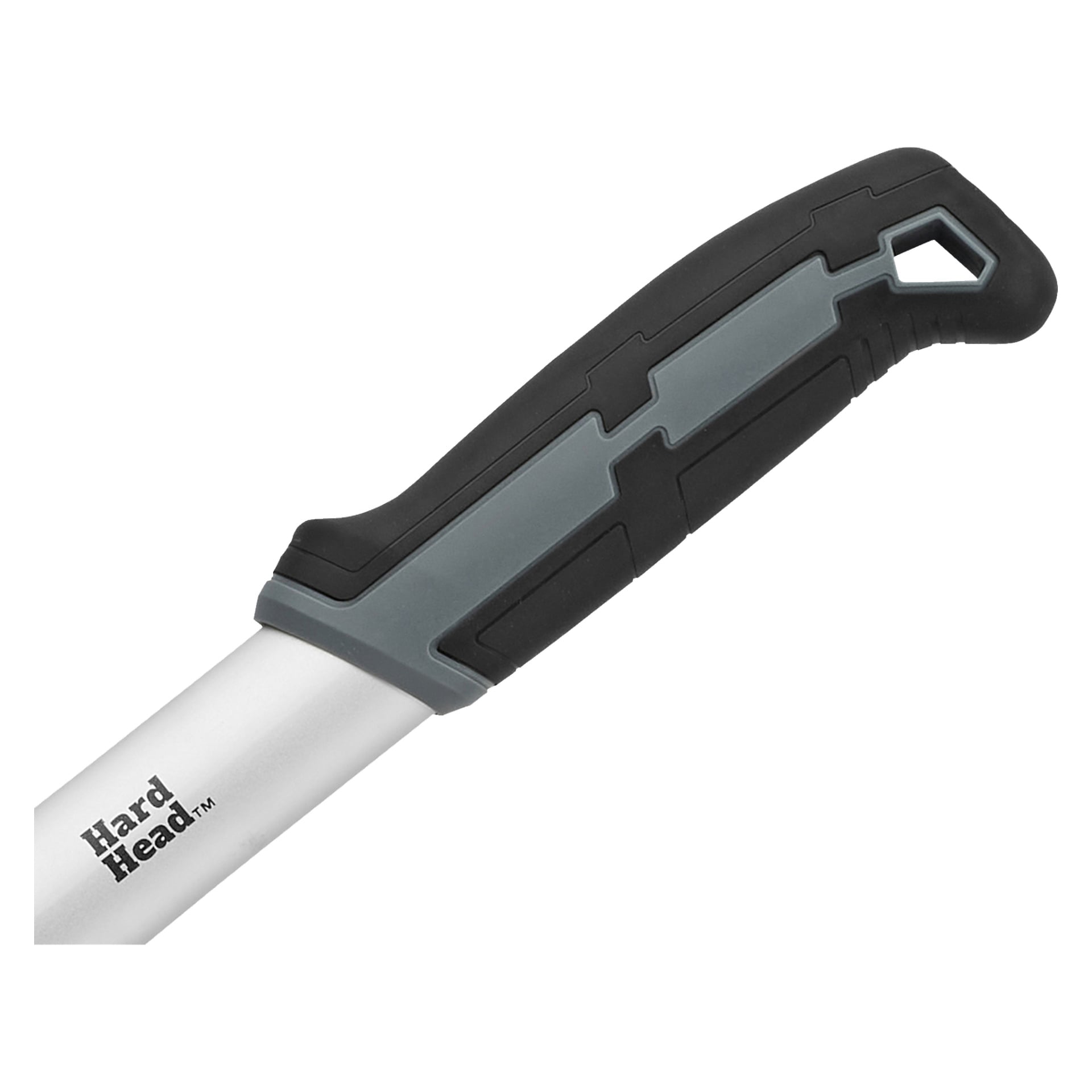 Detaljerad vy av Hard Heads häcktrimmerhandtag, som visar dess svarta och grå gummigrepp. Handtaget fästs vid ett silverskaft märkt med Hard Head-logotypen, som slutar i en vinklad spets med ett hål avsett för upphängning.
