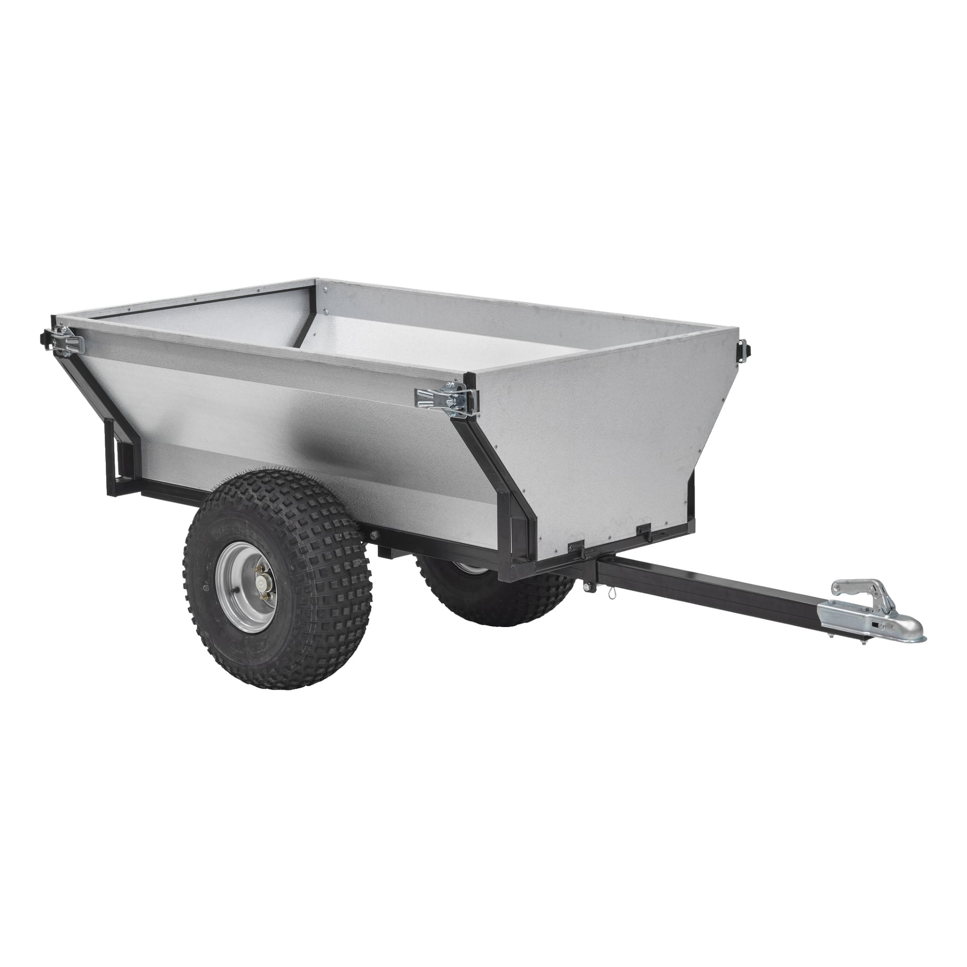 Hamron ATV-släpet har en robust svart ram med lutande metallsidor och stora svarta däck. Den inkluderar en dragkrok, vilket gör det enkelt att koppla till ett fordon eller en gräsklippare.