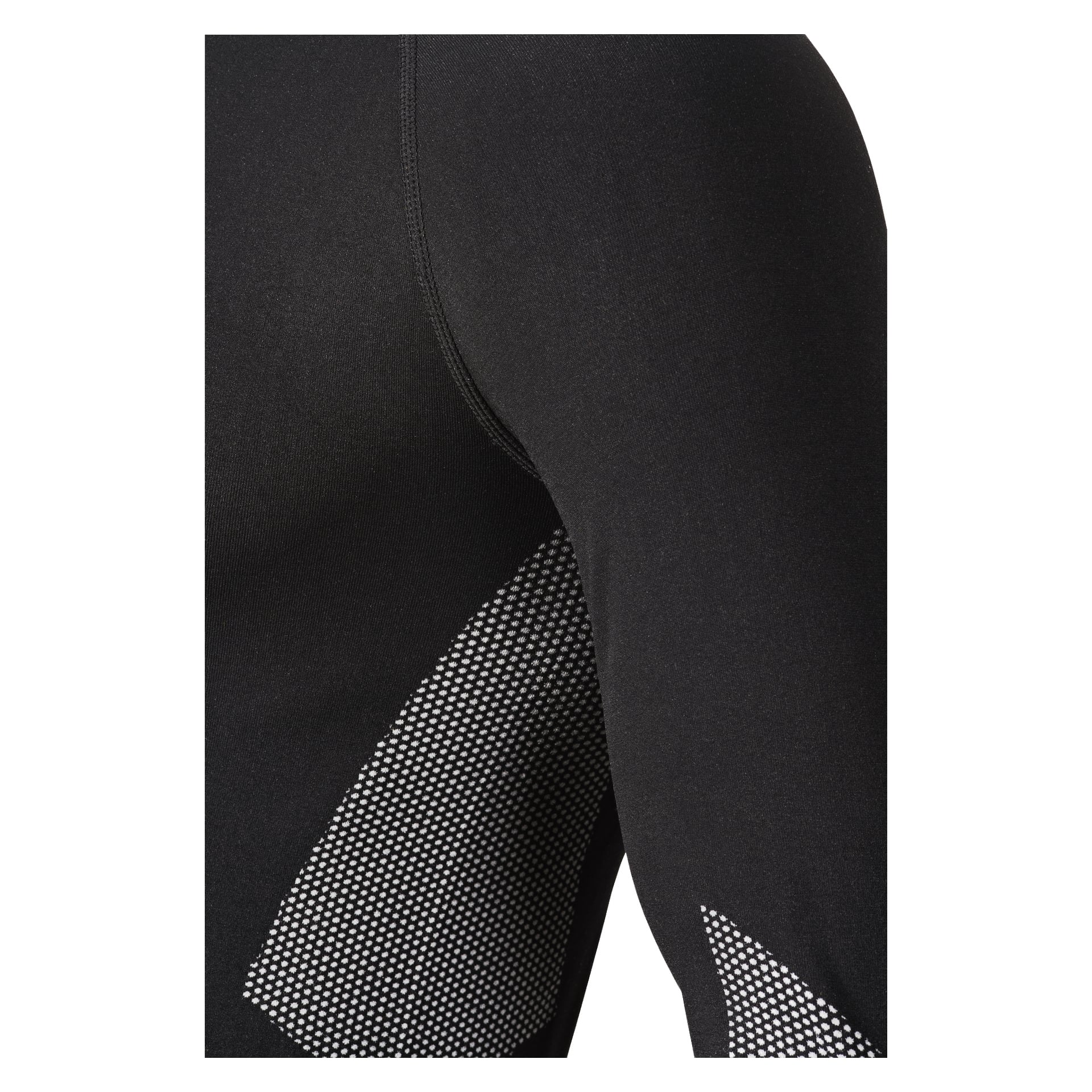 Detaljerad vy av Bluewear Pro Workwear Base-lagret i svart, med texturerade meshpaneler i ljusare färg längs sidorna och nedre ärmarna. Fokus ligger på axeln, armen och en del av bålen, vilket betonar det stretchiga och figurnära materialet.
