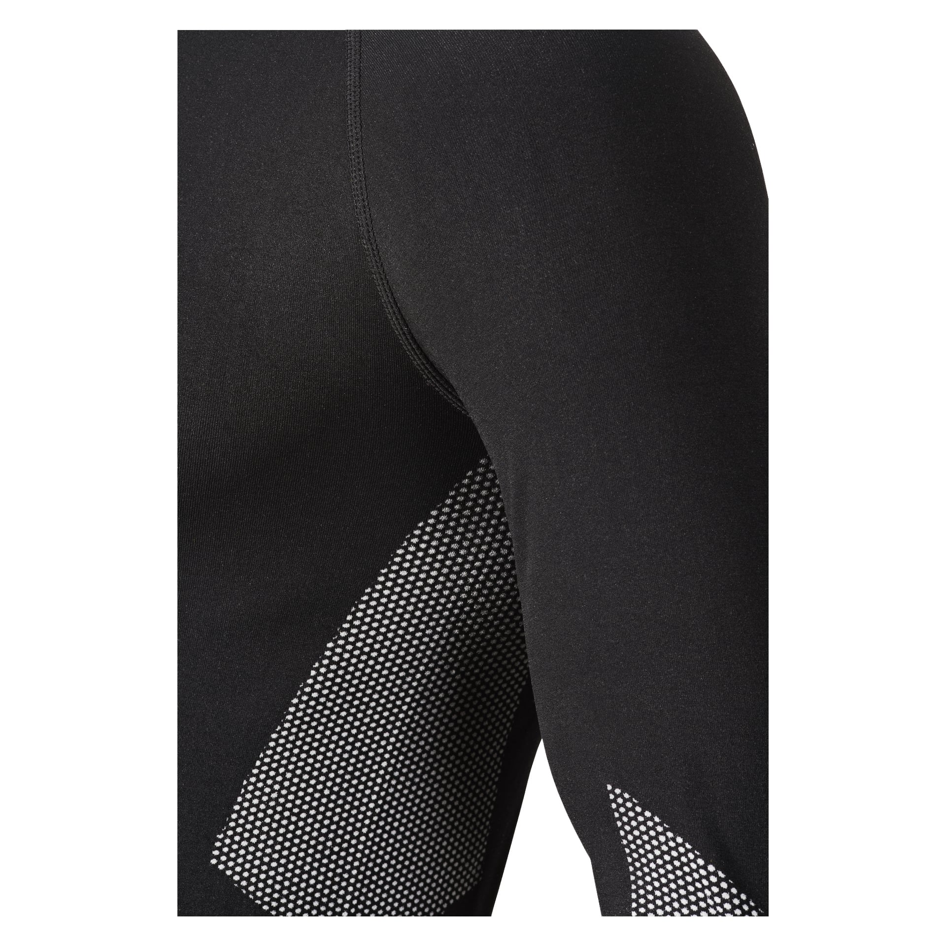 Detaljerad vy av en svart Bluewear Pro Workwear Base Layer-ärm, som visar vita nätstrukturerade paneler längs sidan och underarmen med synliga sömmar och tygdetaljer.