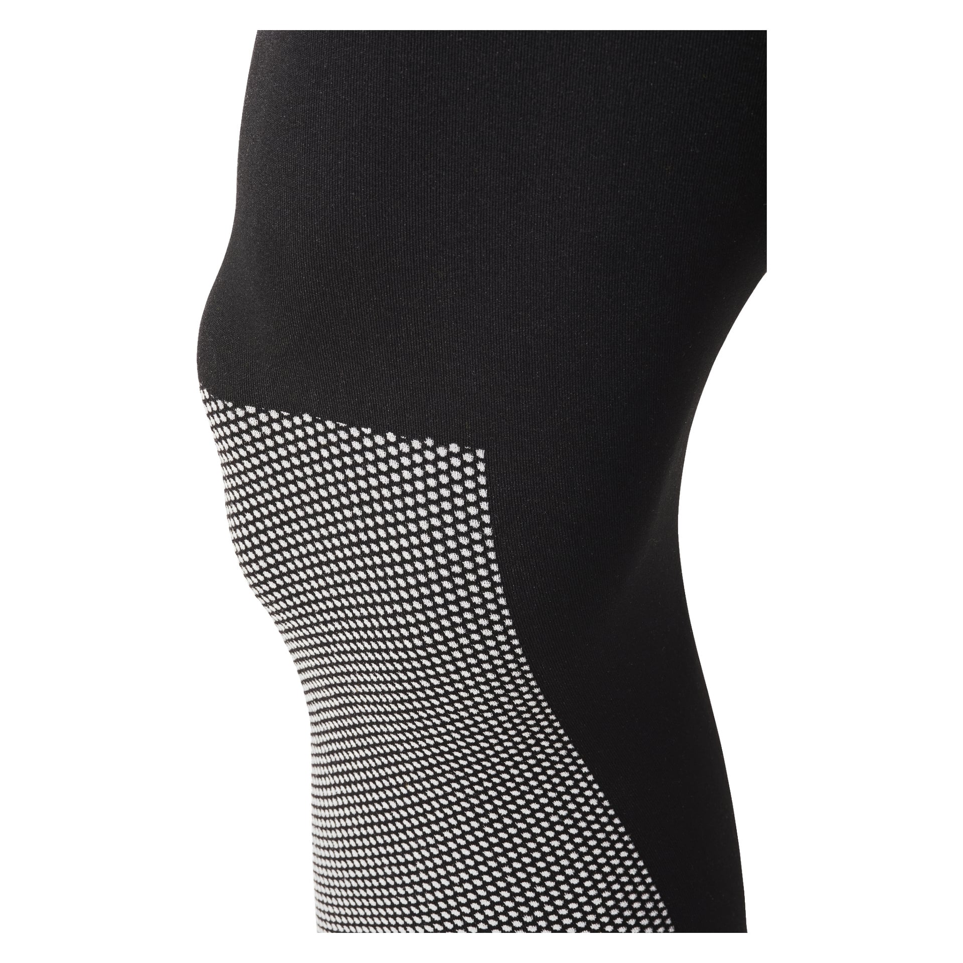 Närbild av en persons knä i Bluewear Pro Workwear Base layer 2-delat svart set, med ett vitt prickigt mönster på framsidan av knät.