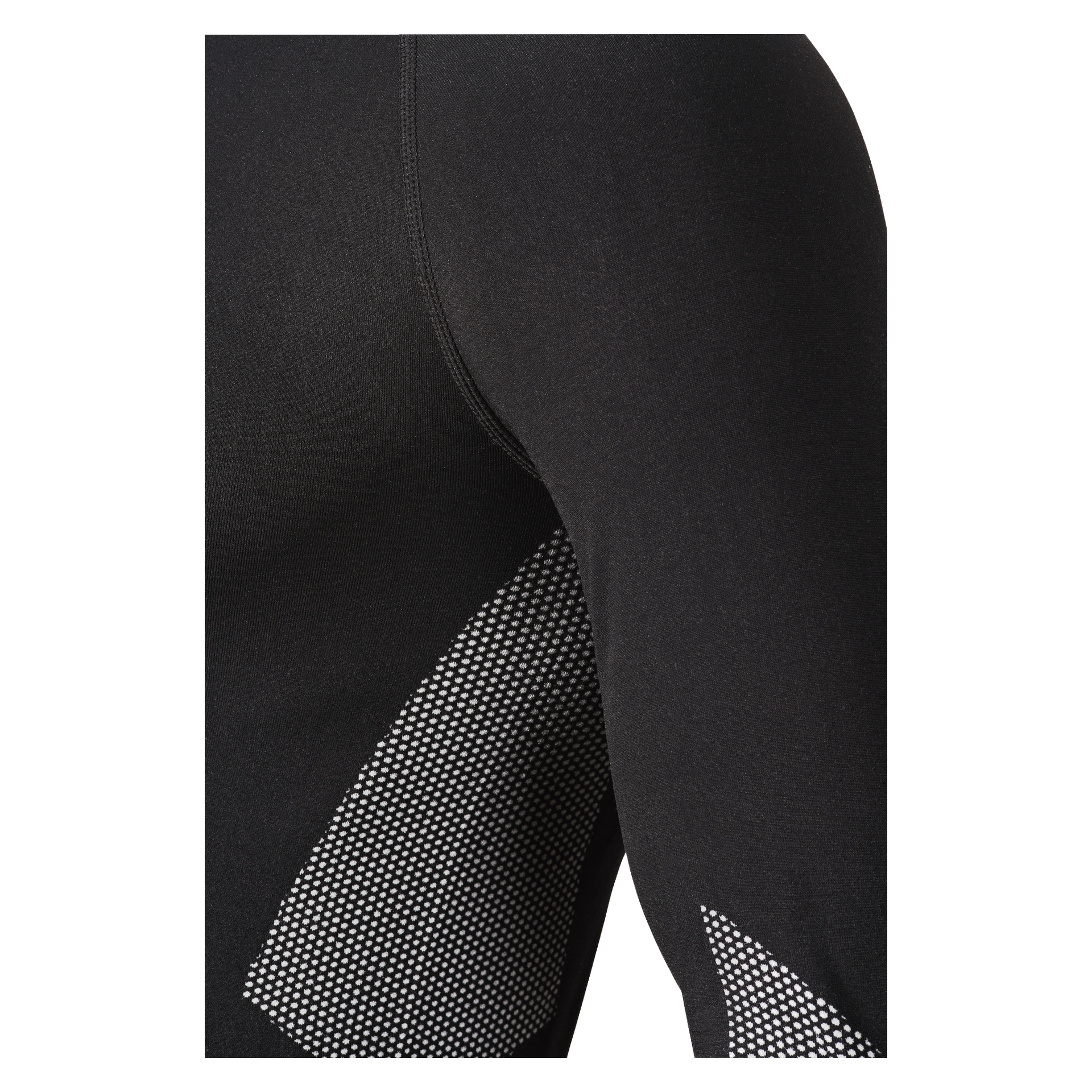 Detaljerad vy av Bluewear Pro Workwear Base Layer 2-delat set i svart, med fokus på axel, överarm och bål. Den långärmade skjortan har en vit prickig struktur som löper längs sidorna och nedre ärmarna.