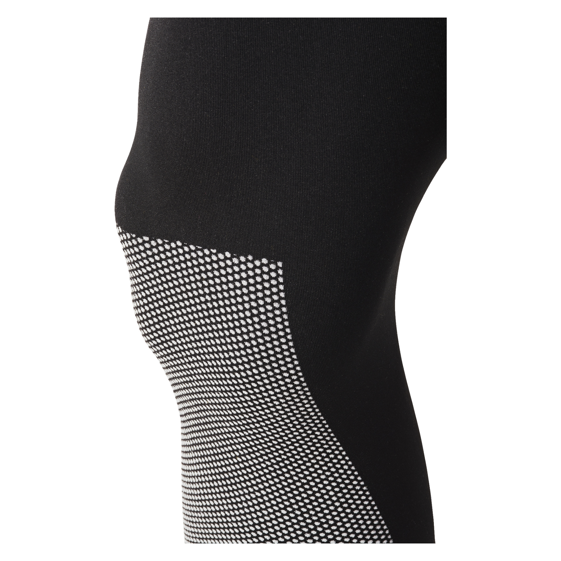 En närbild av en persons knä klädd i svarta Bluewear Pro Workwear Base Layer 2-plagg, med ett vitt prickigt mönster runt underbenet. Fokus ligger på materialets detaljerade textur och design.