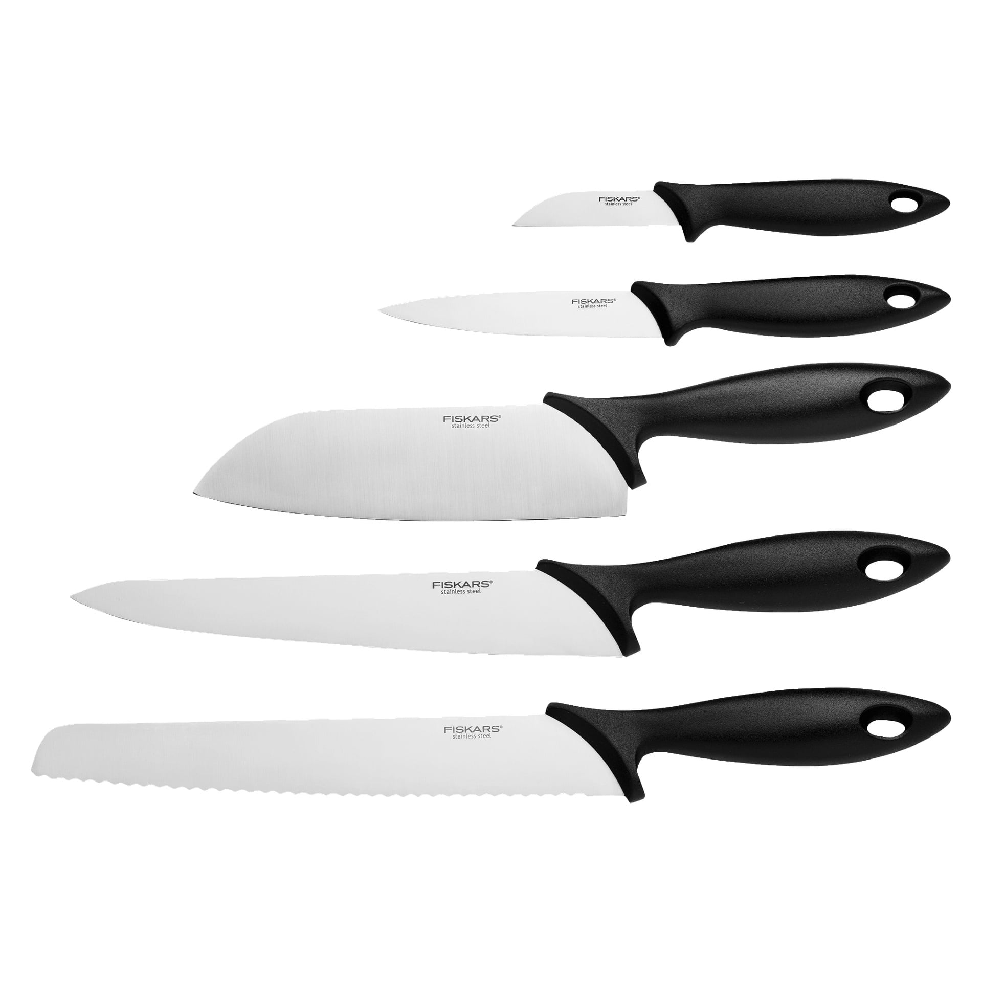 Sex Fiskars Essential köksknivar med svarta handtag och rostfria stålblad är placerade sida vid sida. Setet innehåller olika typer, inklusive en tandad brödkniv och en liten skalkniv, som tillhör samlingen "Knives + knife block Essential 6 pieces".