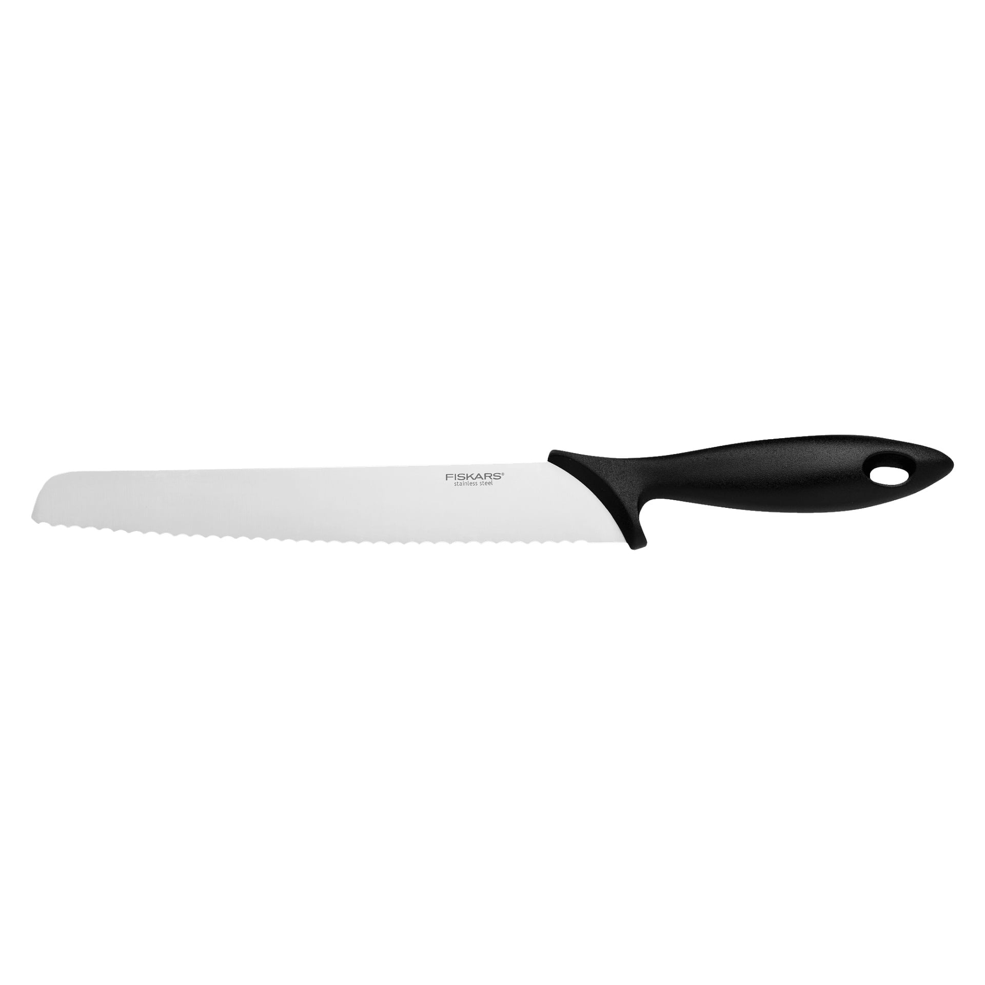 En Fiskars Essential kökskniv från det 6-delade Knives + Knife Block-setet, med ett tandat rostfritt stålblad och ett svart ergonomiskt handtag med ett hänghål i spetsen.