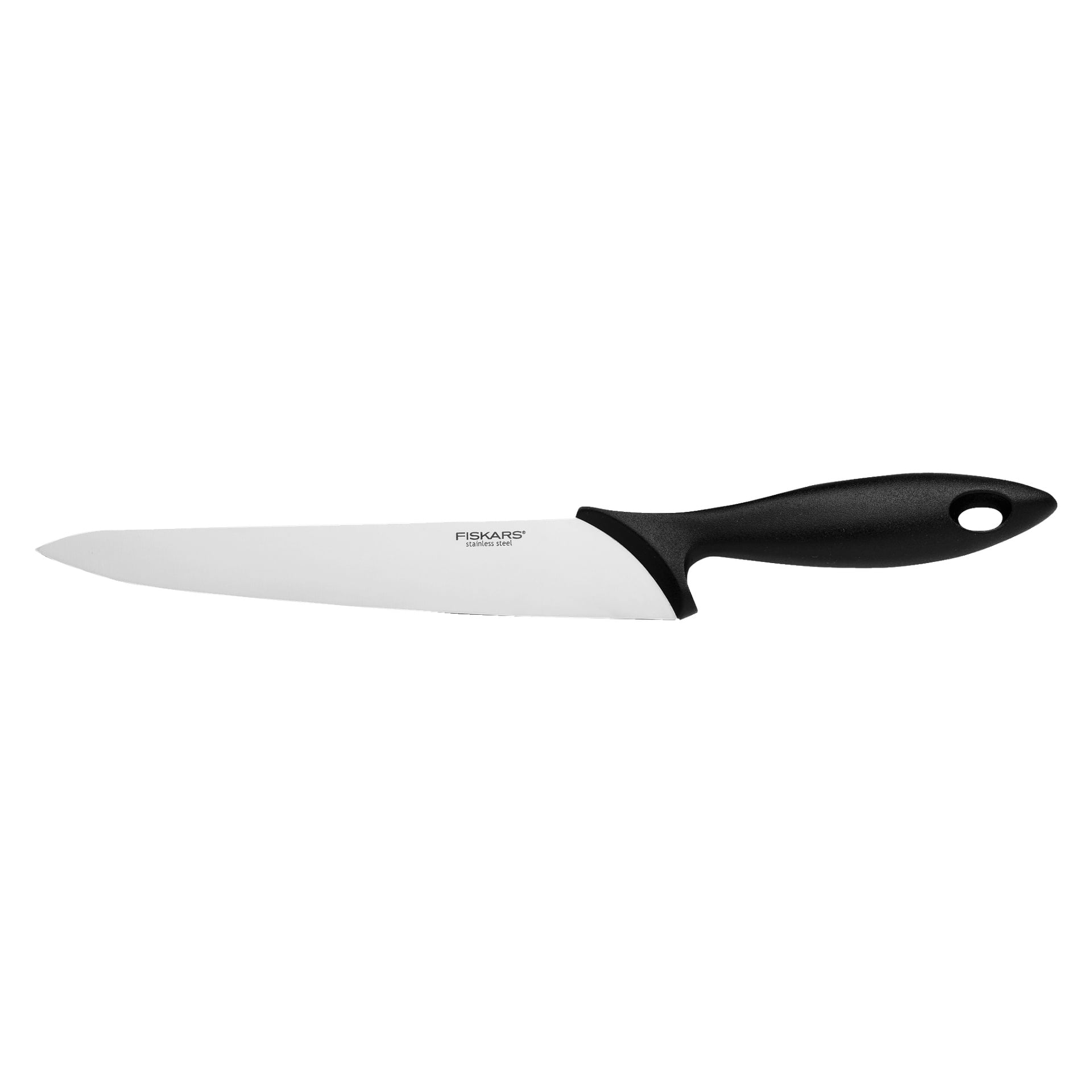 En kockkniv från Fiskars Knives + Knife Block Essential 6 Pieces-setet visas liggande horisontellt. Dess blad bär märkningen "Fiskars Stainless Steel" och den har ett svart ergonomiskt handtag med ett hål i spetsen.