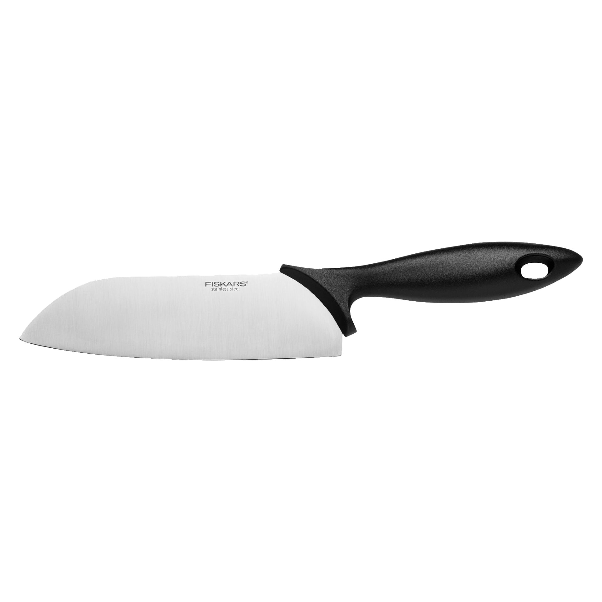 En Fiskars Essential kökskniv från sexdelade Knives + Knife Block-setet, med ett brett blad i rostfritt stål etsat med märke och material, samt ett svart ergonomiskt handtag med ett hål i spetsen.