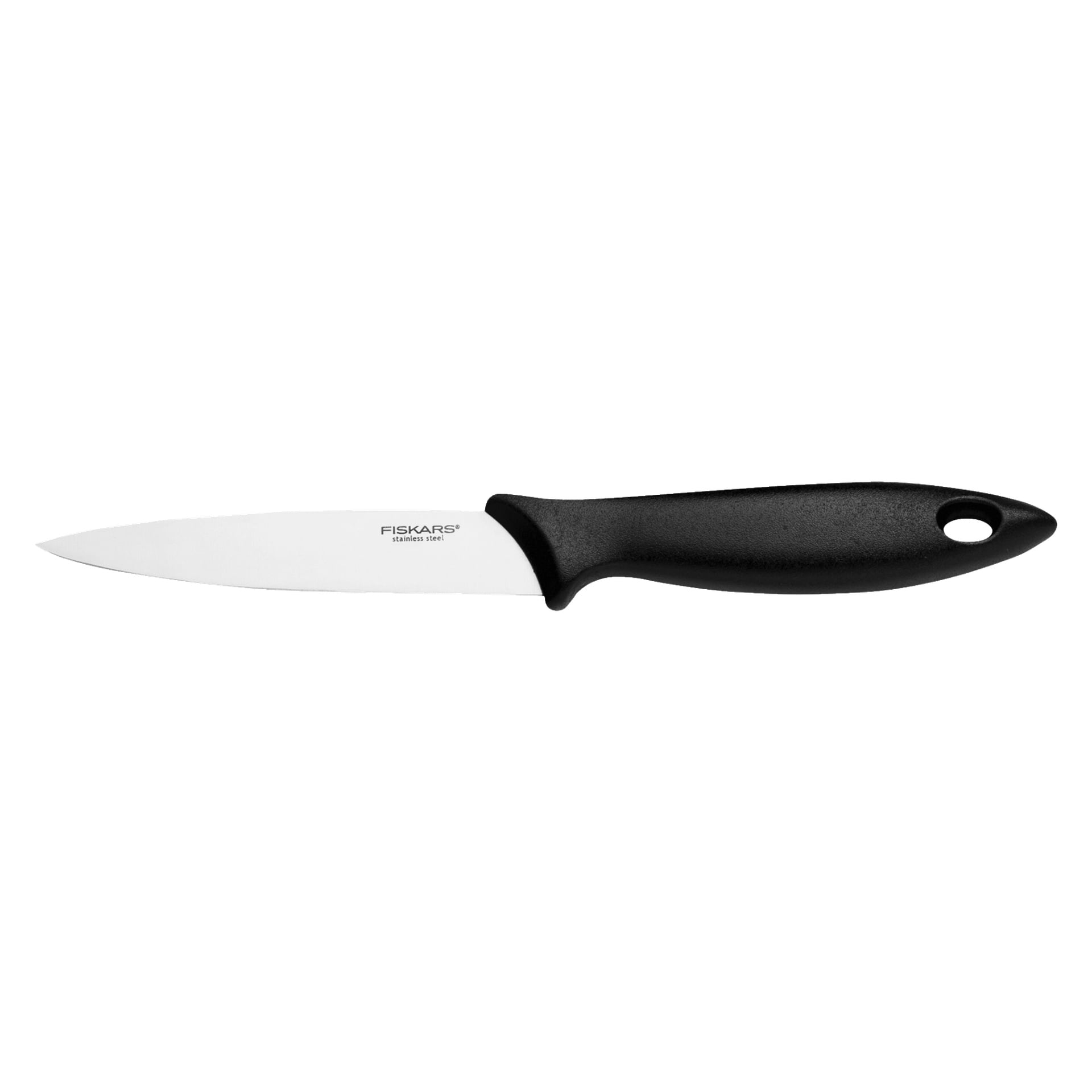 En Fiskars Essential kökskniv från det sexdelade Knives + Knife Block-setet visas med ett rakt, spetsigt rostfritt stålblad och ett svart ergonomiskt handtag med ett hål nära spetsen. Kniven ligger horisontellt med bladet pekande åt vänster.