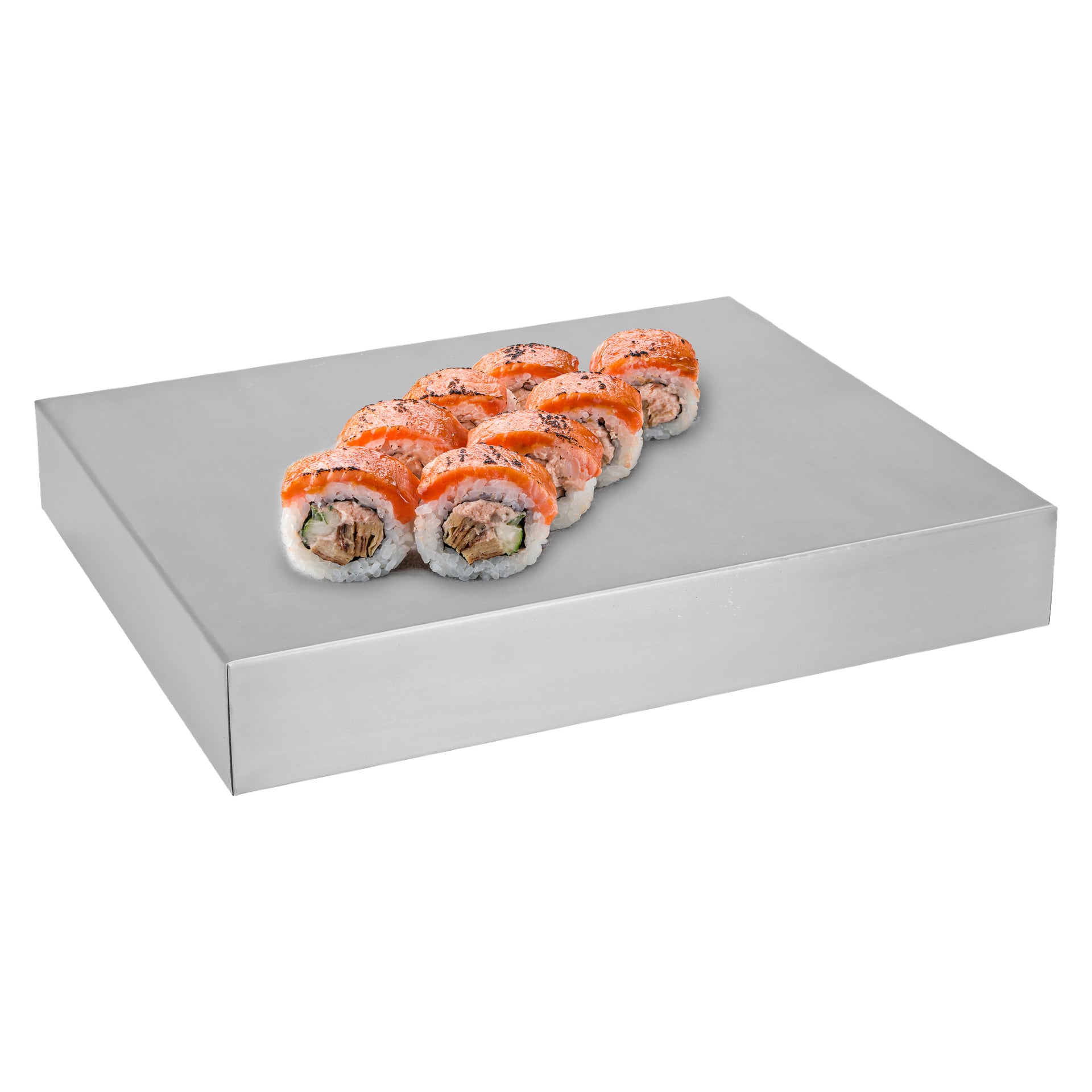 Åtta sushirullar med orange topping och lätt brända kanter är prydligt uppradade i två rader på en rektangulär silverbricka från Menuett. Ris och den centrala fyllningen syns tydligt i varje rulle.