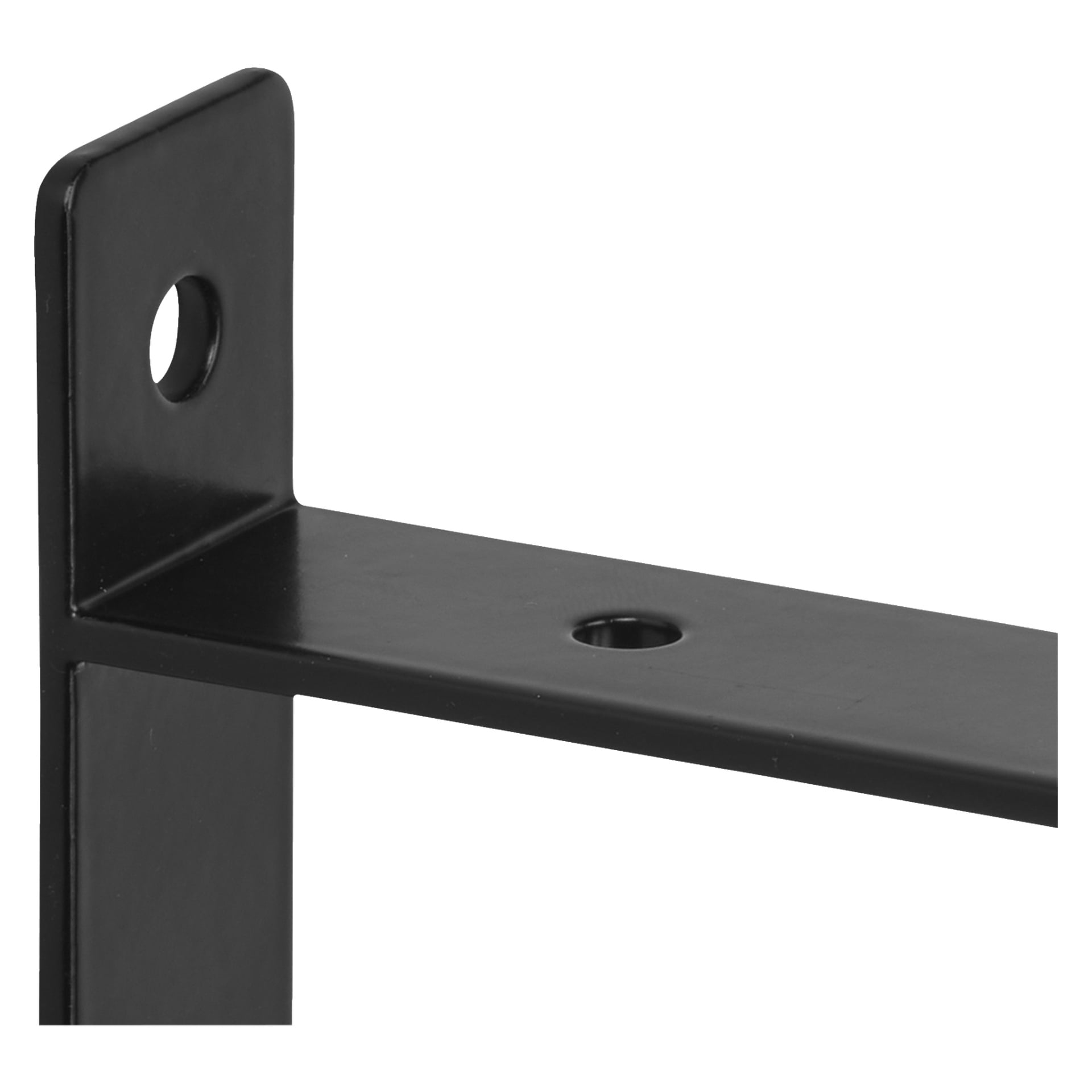 Nærbilde av en svart metall Hard Head Bracket med to runde monteringshull og en vinklet struktur designet for sikker støtte eller feste. Braketten har en jevn finish, noe som fremhever dens robuste konstruksjon.