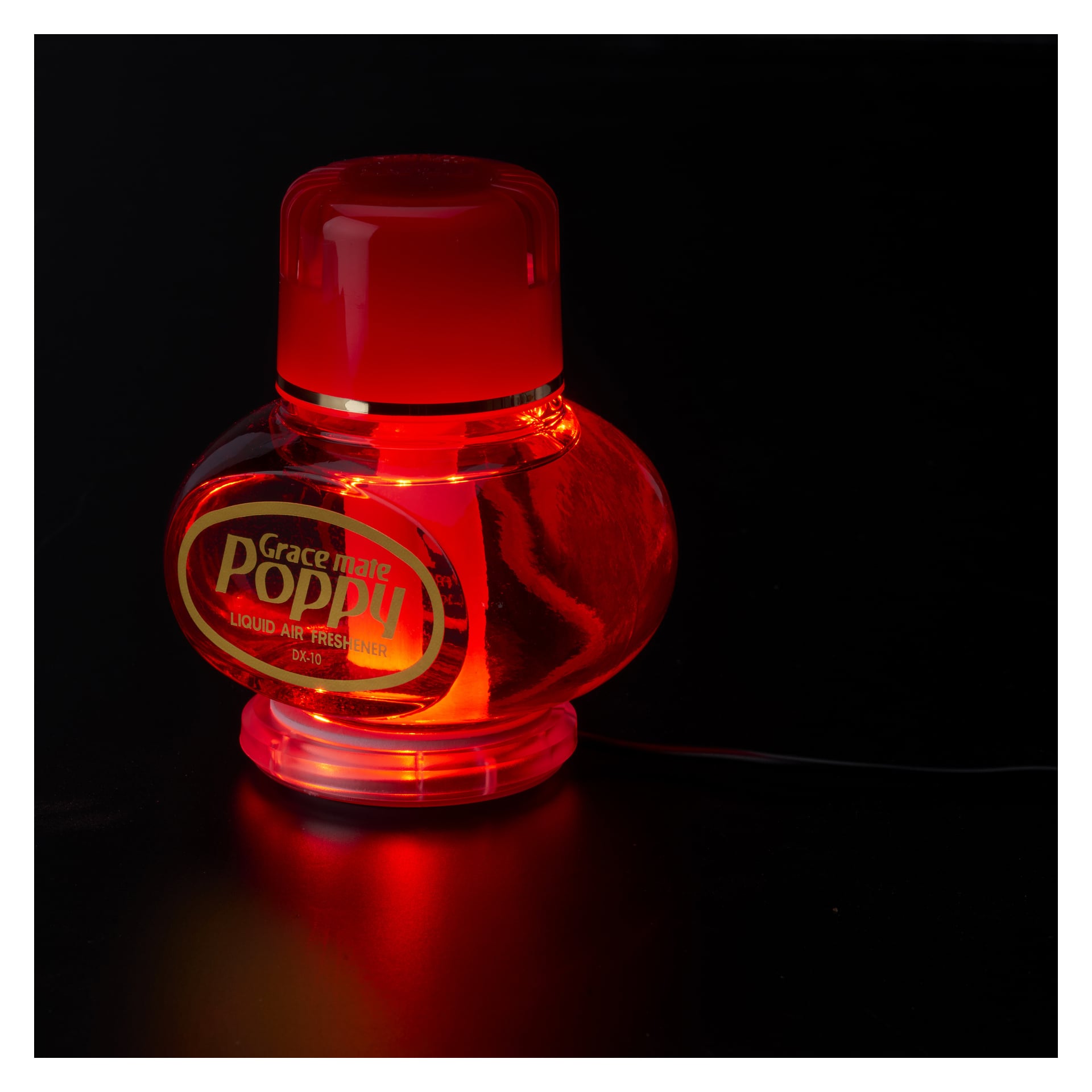 En rund, transparent behållare fylld med röd vätska belysts underifrån av en Hamron LED-platta designad för Poppy MULTI, placerad mot en mörk bakgrund.