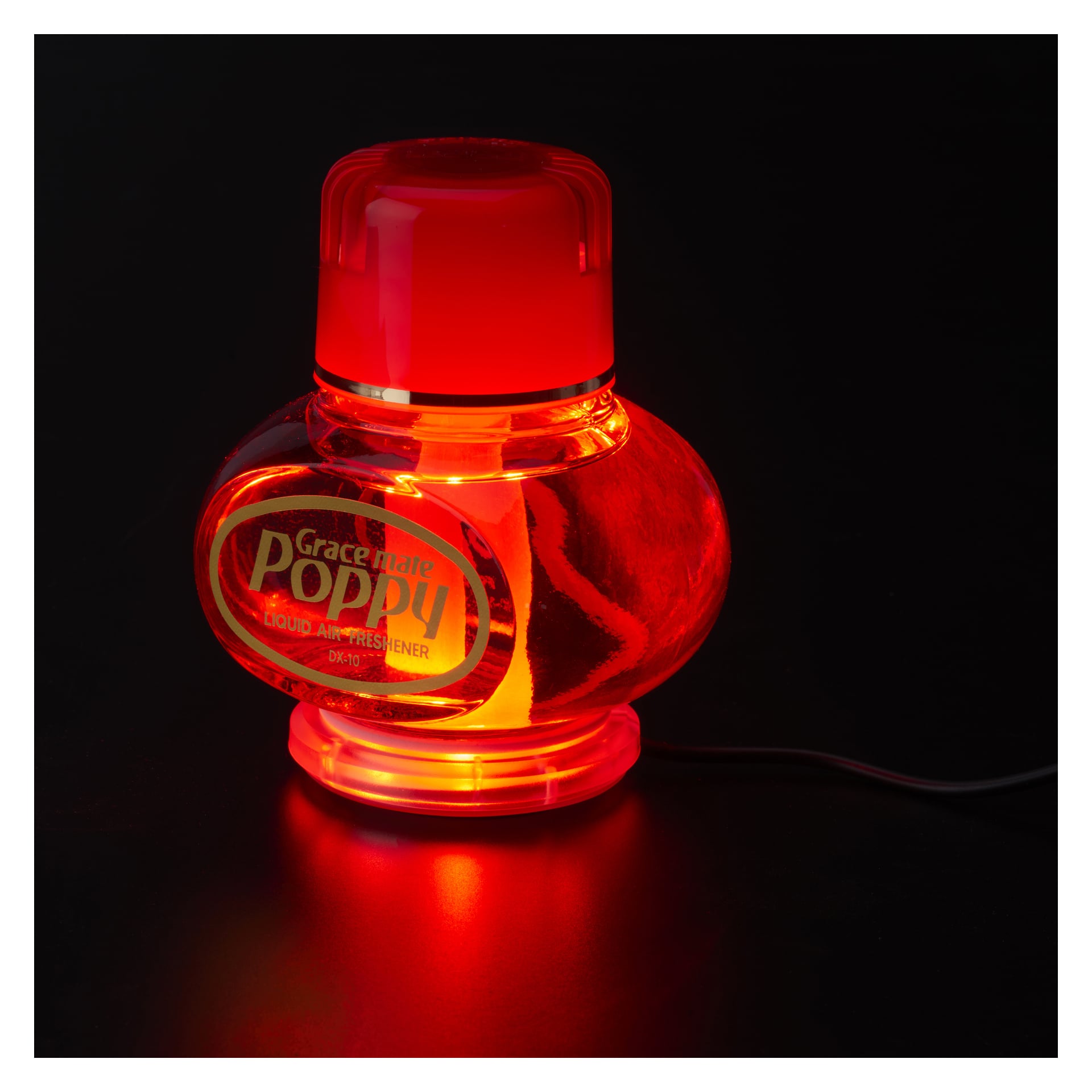 En Grace Mate Poppy-flaska vilar på en Hamron LED-tallrik för Poppy RED, upplyst av ett slående rött ljus från botten och korken, mot en mörk bakgrund. Produktnamnet och etiketten är tydligt synliga.