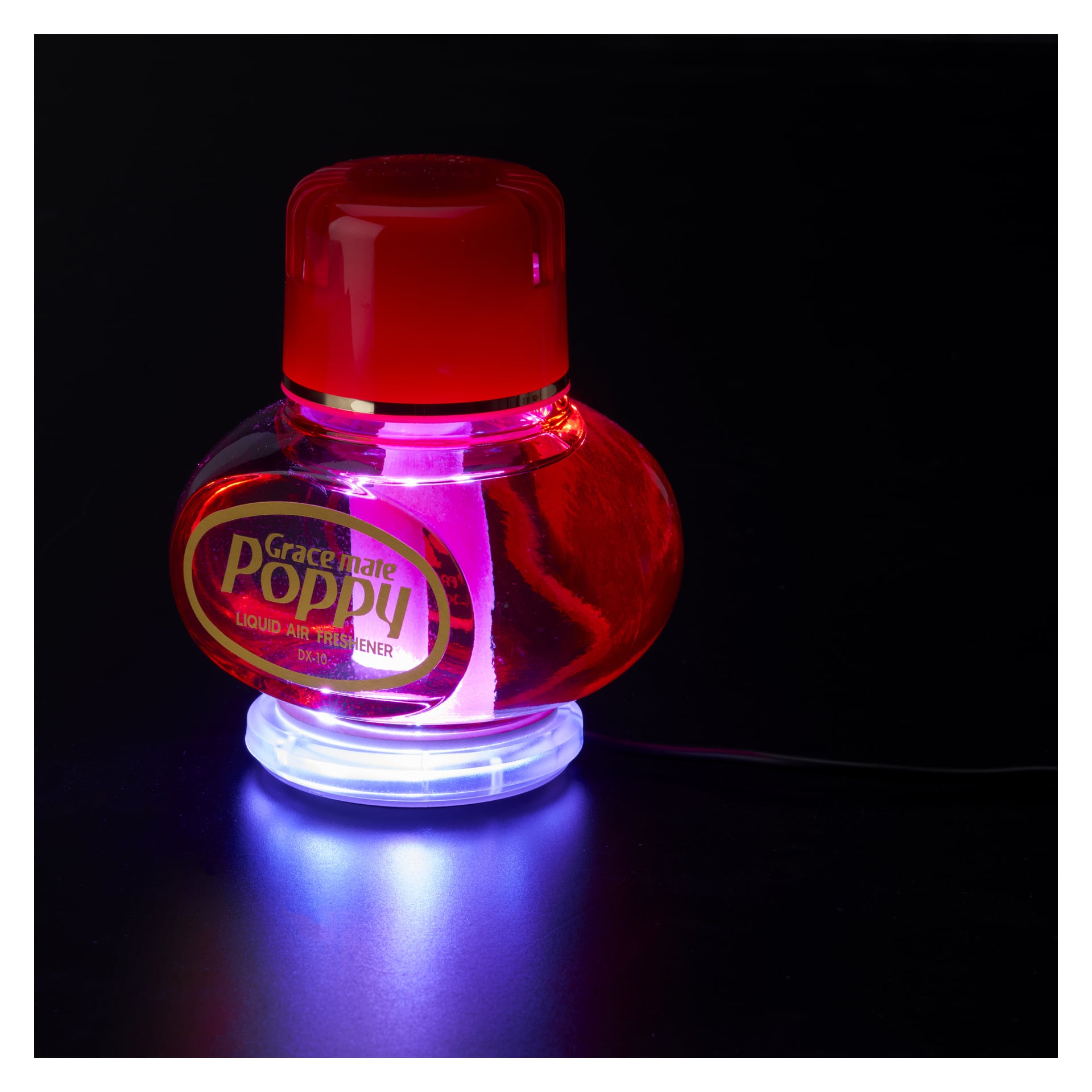 En rund flaska Gracemate Poppy flytande luftfräschare med röd lock vilar på en Hamron LED-platta för Poppy MULTI, upplyst av rosa och blå LED-lampor mot en mörk bakgrund.