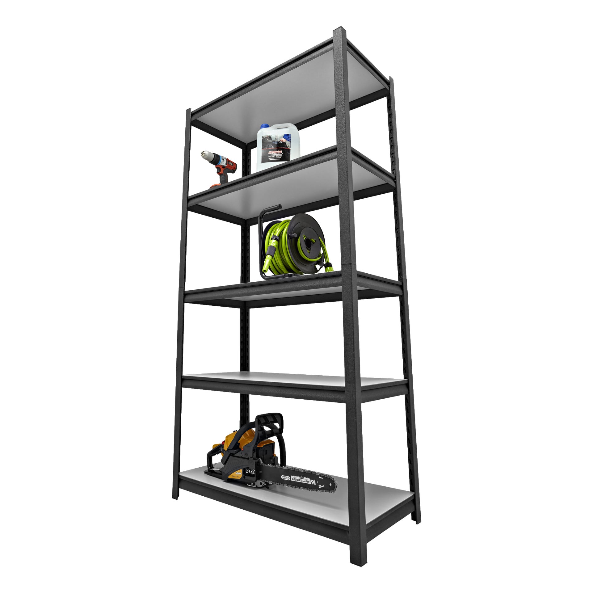 En Hard Head Storage-hylle med fem jevnt fordelte metallhyller rommer en drill, en væskekanne, en opprullet grønn slange og en motorsag.