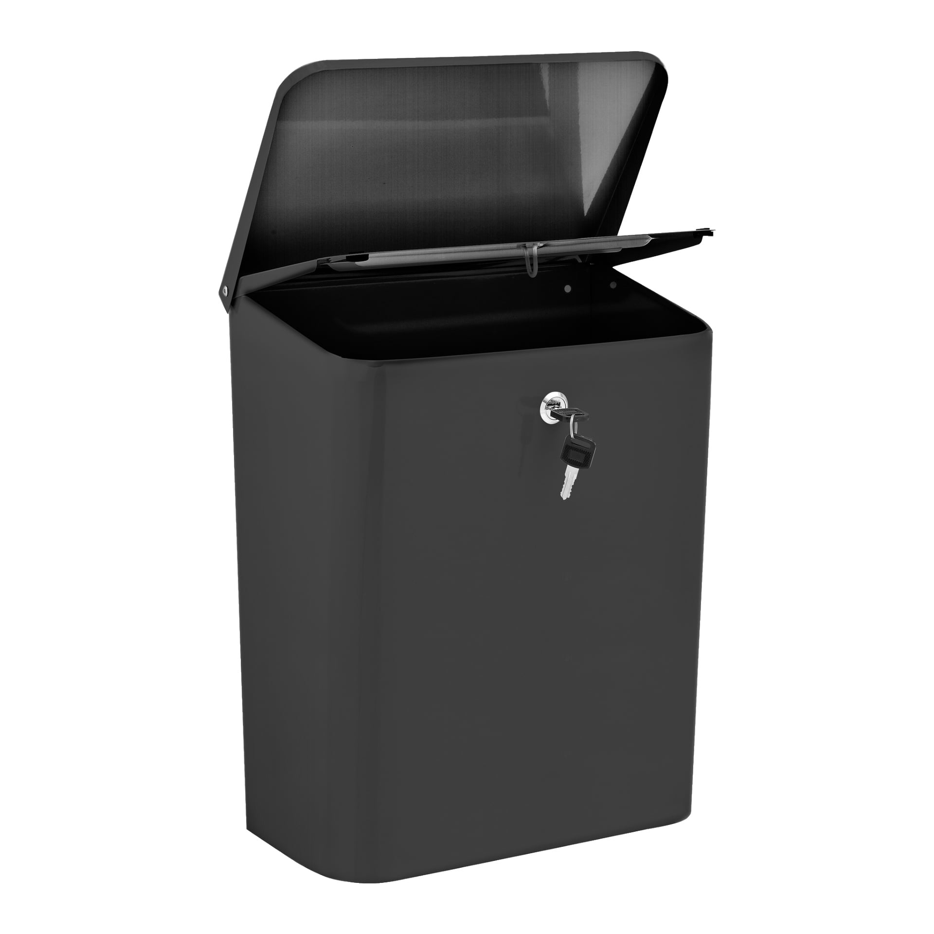 Seinälle kiinnitetty musta kovapäinen lukittava postilaatikko, jonka saranoitu kansi on osittain auki. Yksi avain asetetaan etulukkoon, ja toinen avain roikkuu siitä. Laatikko on tyhjä.