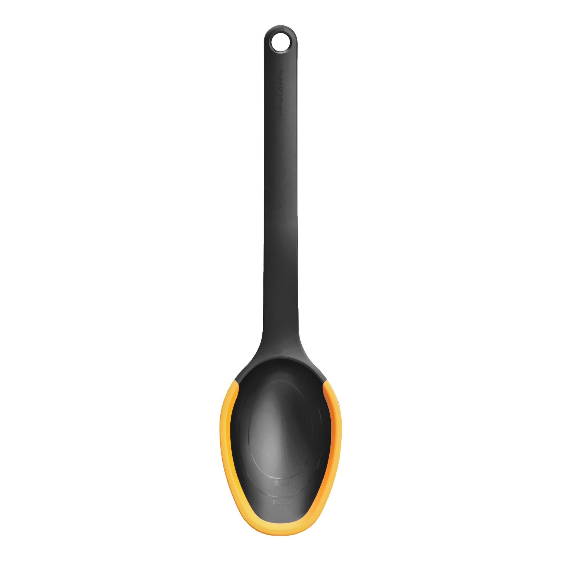 En Fiskars Spoon Functional Form med svart plastkropp, orange silikonkant och ett hål i handtagets ände.