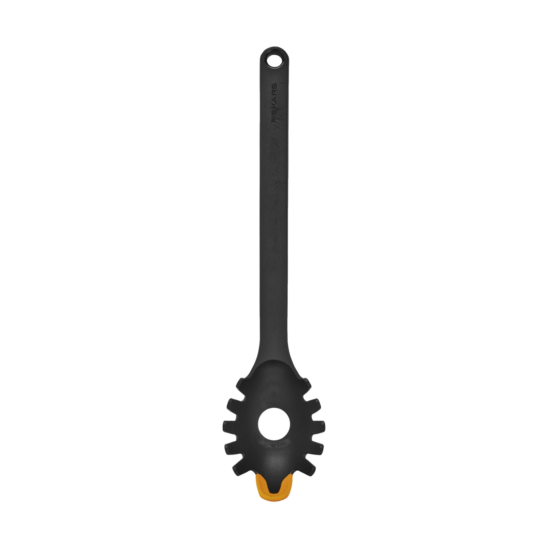 Die Fiskars Pasta Ladle Functional Form hat ein schlankendes schwarzes Design mit einem langen Griff, der ein Loch zum Aufhängen enthält. Das Servierende weist breite Zähne um ein zentrales Loch und ist mit einem orangefarbenen Rand akzentuiert. Der Griff zeigt den Markennamen Fiskars.
