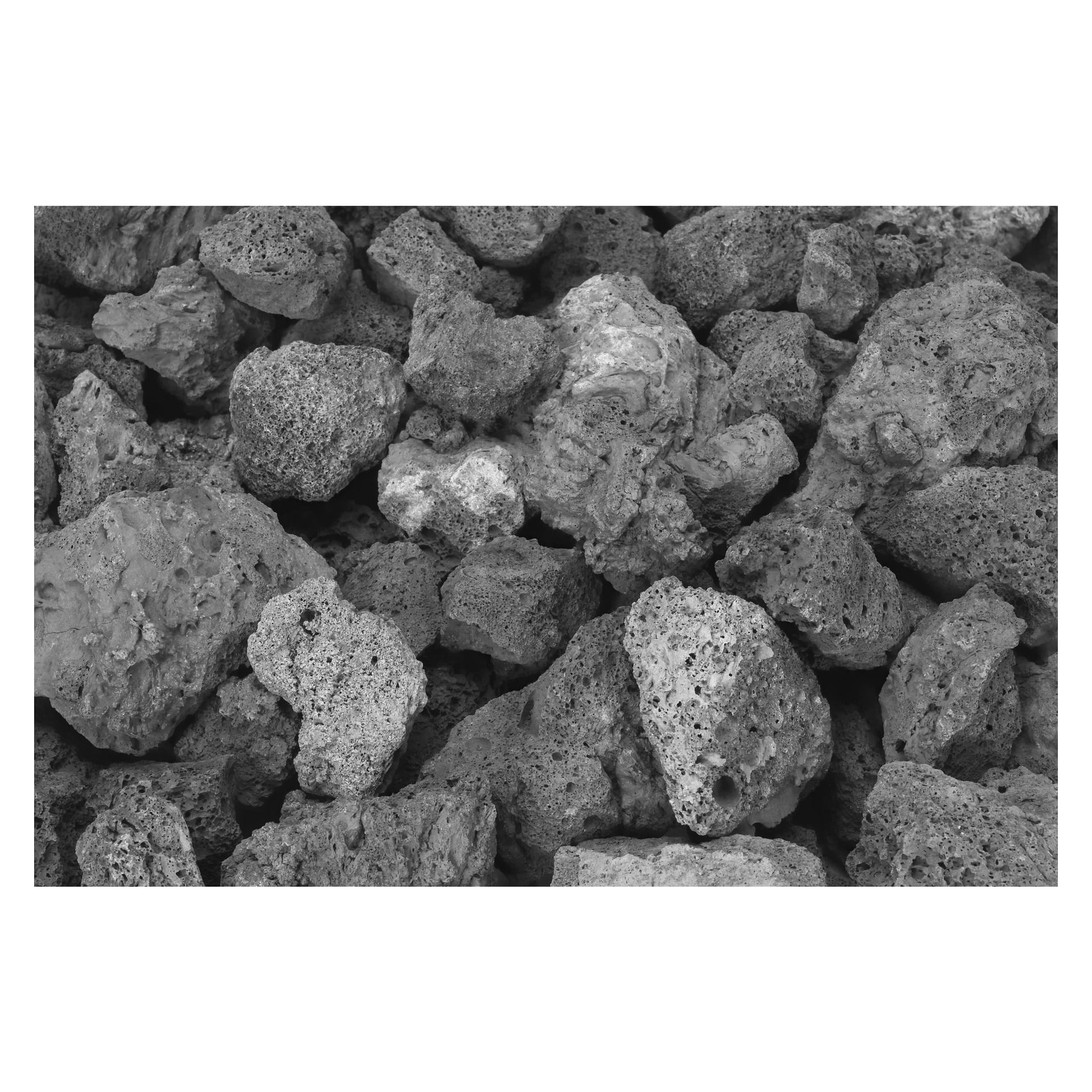 Lähikuva mustavalkoinen kuva korostaa Burns & Barklesin laavakivien karkeita, huokoisia pintoja ja erottuvia muotoja. Kuvassa on lainaus: Burns & Barkles Lava stones.
