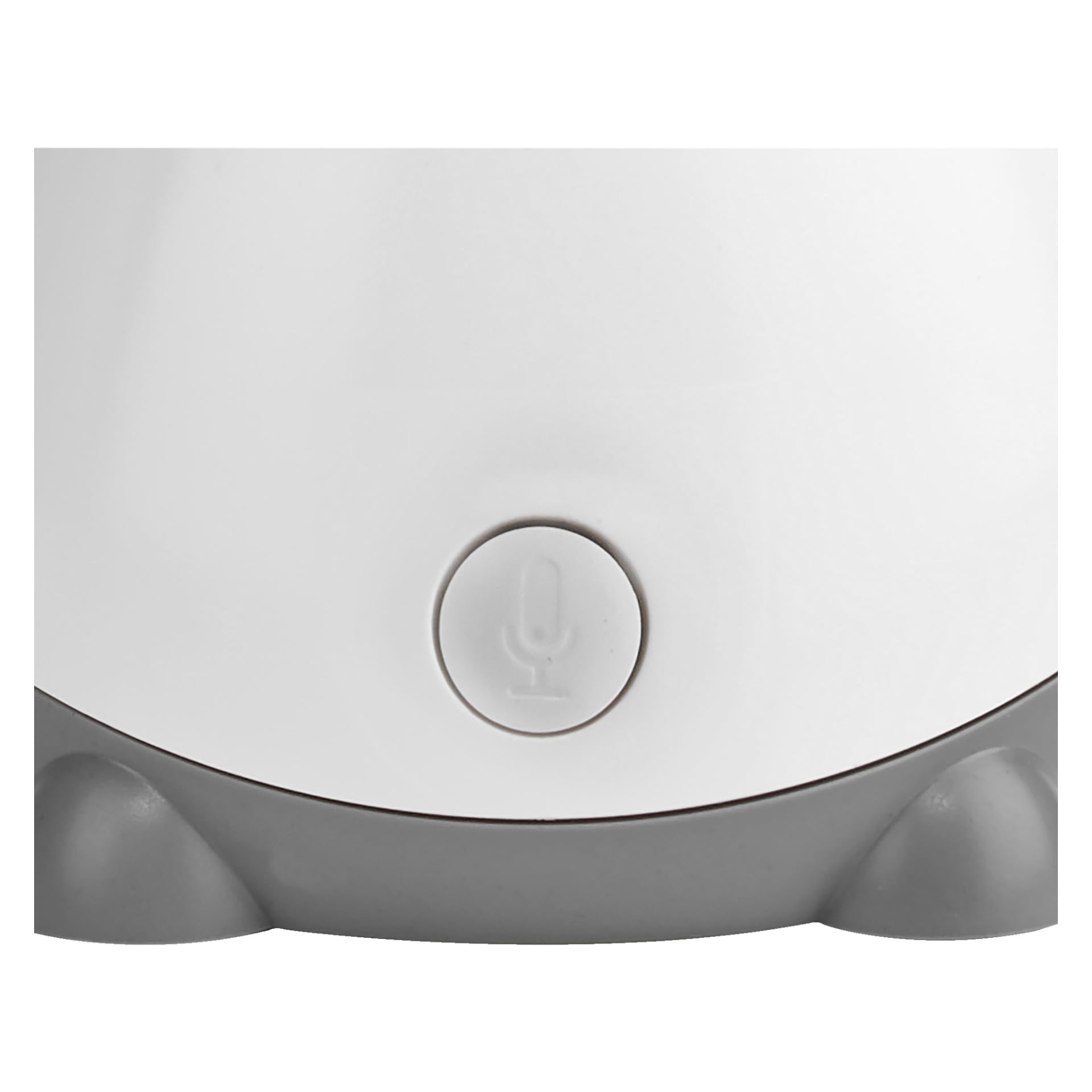 Närbild av den centrala runda mikrofonknappen på Nedis IP-kameran SmartLife, en vit och grå enhet. Knappen är centrerad, med två grå fötter från kameran synliga i de nedre hörnen.
