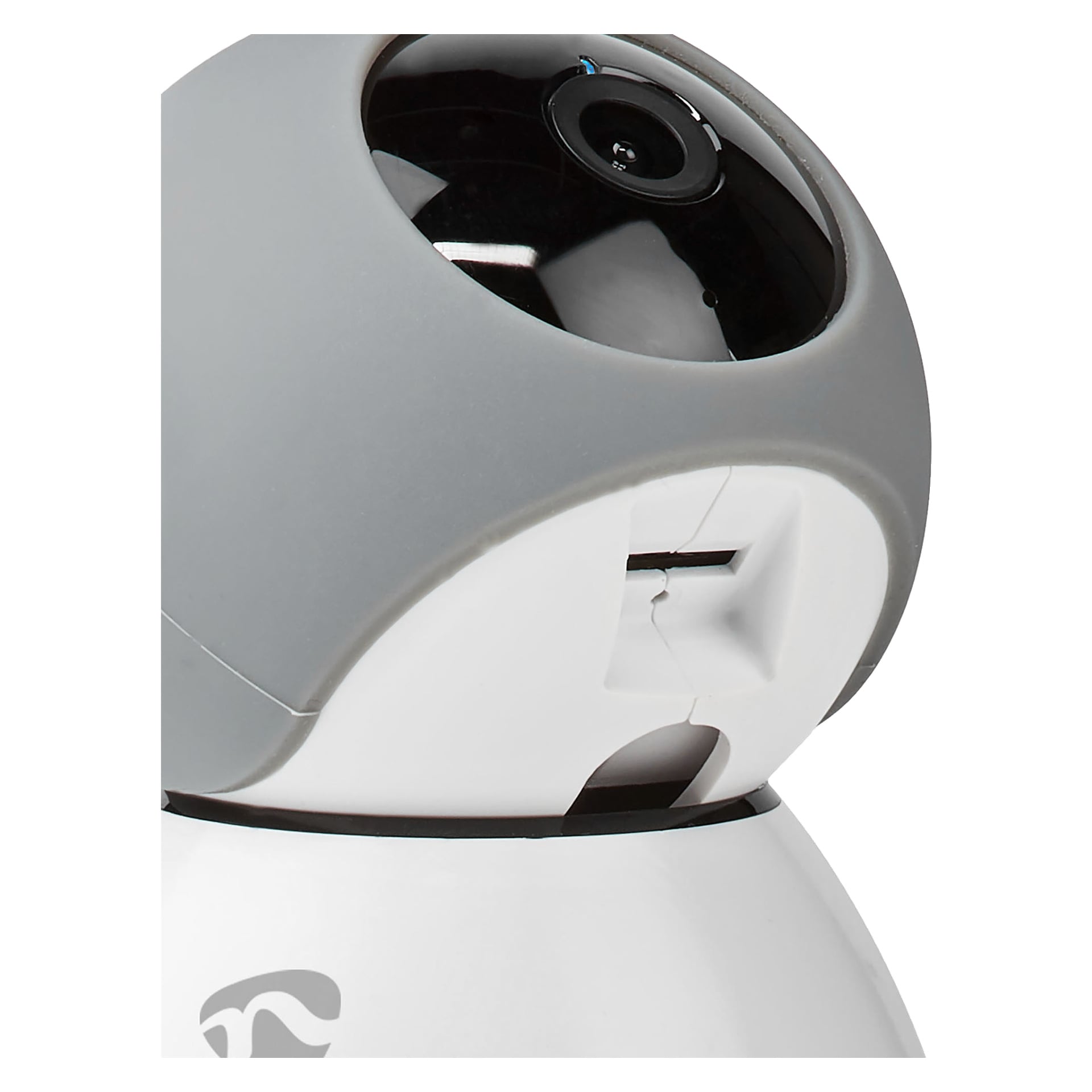 Närbild av Nedis IP-kamera SmartLife, som visar dess samtida kupolform med grått topp och framträdande svart lins. Designen betonar den slanka vita nedre delen, som har en rektangulär springa och drar fokus till kamerans strömlinjeformade övre del.