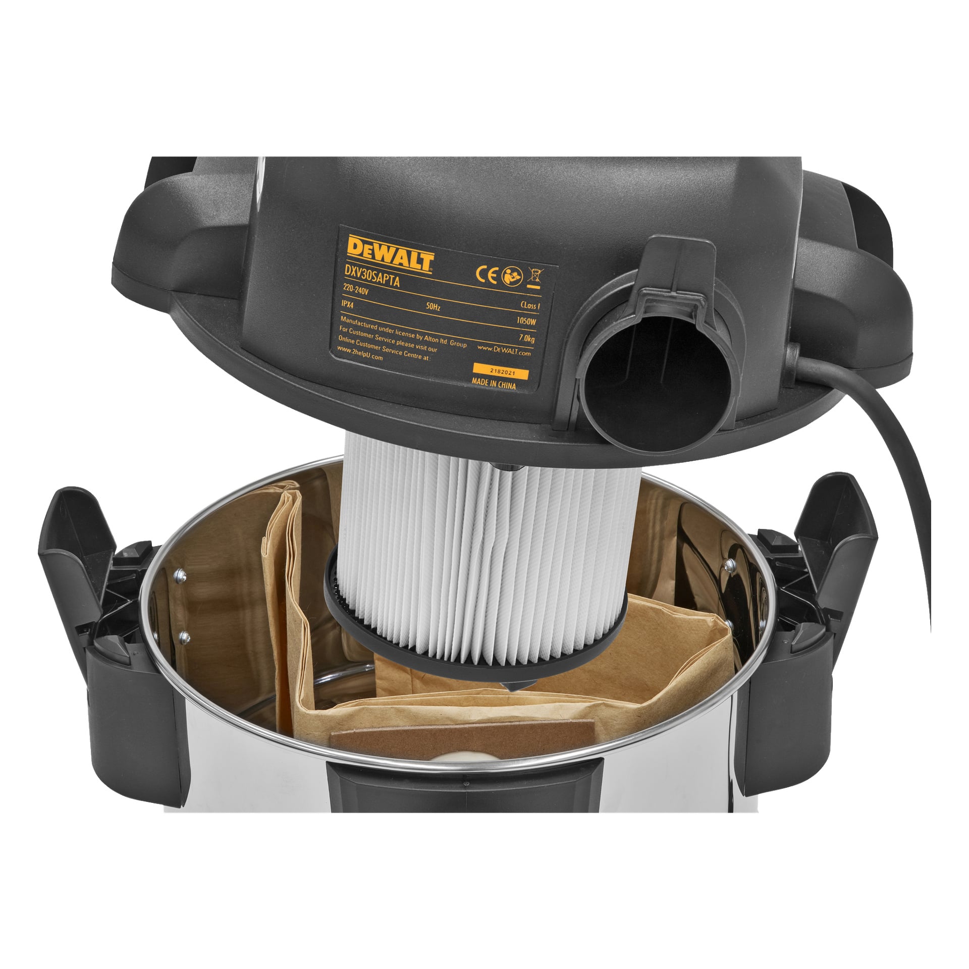 Yksityiskohtainen näkymä DeWalt Heavy-duty -pölynimurista DXV30SAPTA näyttää yläosan nostettuna paljastamaan valkoisen suodattimen ja ruskean pölypussin metallisäiliössä. Yllä oleva etiketti sisältää malli- ja turvallisuustiedot.