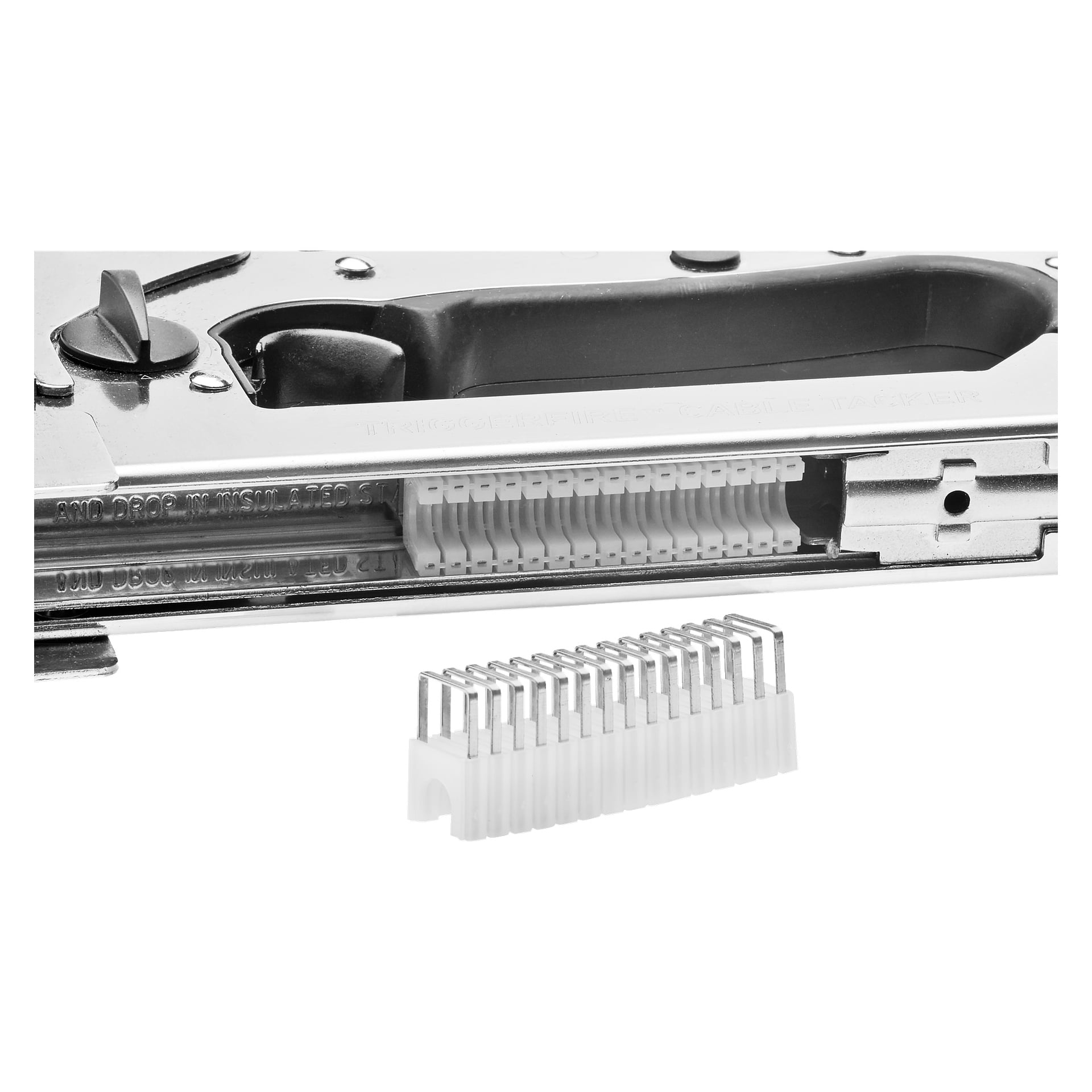 En närbild på en Meec Tools kabelklämmapistol med sitt metalllock uppfällt, vilket visar vajerklämmorna inuti vajerna. En separat remsa silverfärgade kabelklämmor ligger framför verktyget.