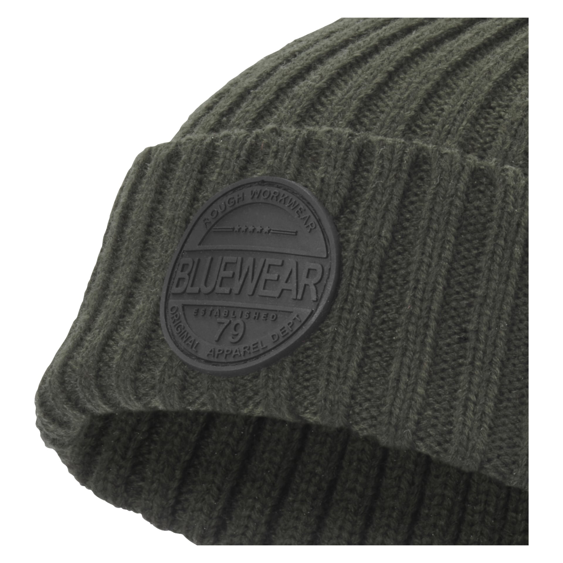Eine detaillierte Ansicht einer dunkelgrünen, gerippten Strickmütze von Bluewear, die einen runden schwarzen Patch mit Markennamen und zusätzlichen Schriftsätzen zeigt, die sie als authentische Arbeitskleidung oder Originalbekleidung hervorhebt.