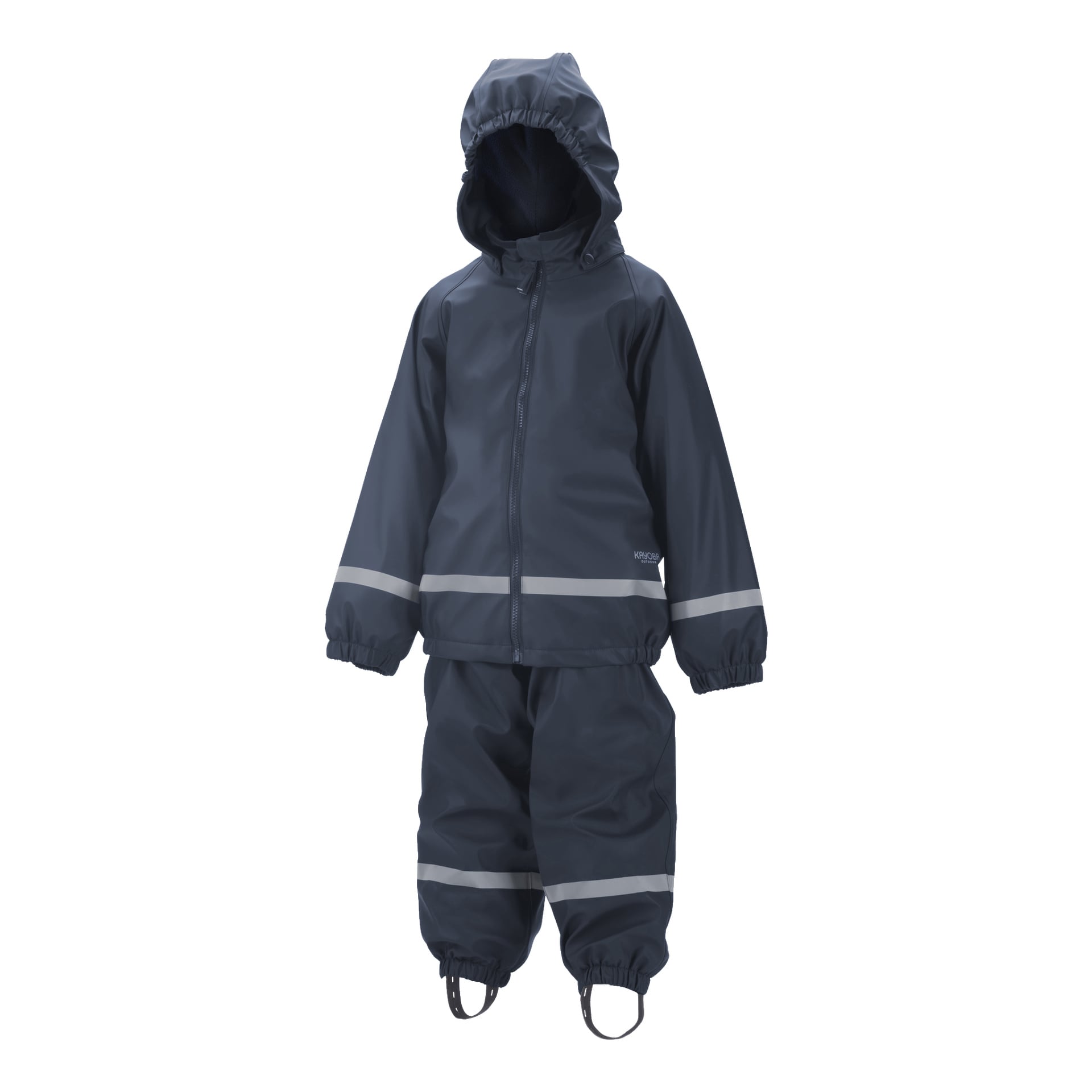 En barnregndräkt från Kayoba Outdoor, bestående av en mörkblå huva med dragkedja framtill och reflekterande ränder på mudderna, tillsammans med matchande byxor med elastiska vrister, fotremmar och reflekterande detaljer.