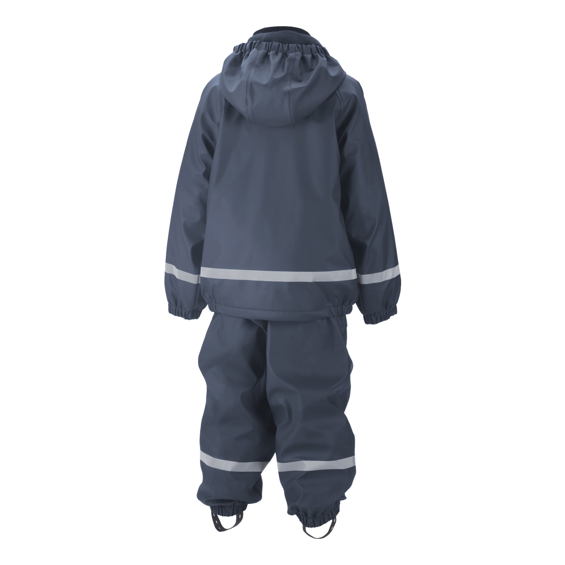 Lapsi nähdään takaapäin pukeutuneena tummanharmaaseen Kayoba Outdoor Children's -vuorittuun sadepukuun, joka koostuu vedenpitävästä takista ja housuista. Asussa on joustava ranteissa, nilkoissa ja hupussa, ja heijastavat raidat on sijoitettu hihansumien ja helmien läheisyydessä.