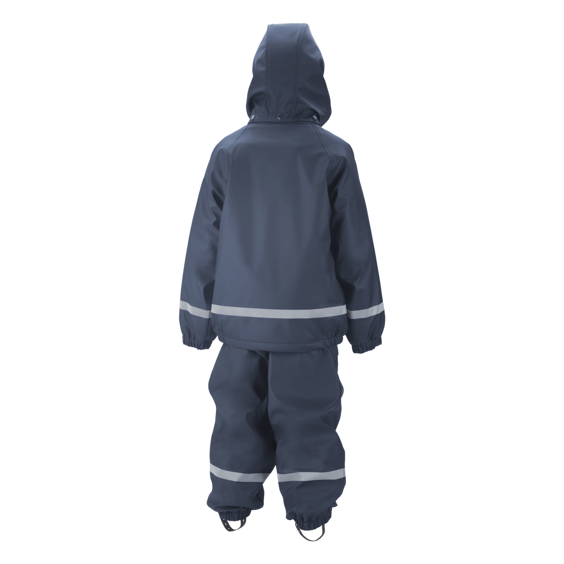 Takaa näkyy lapsi, joka on pukeutunut tummansiniseen Kayoba Outdoor Children's -vuoritettuun sadepukuun, mukaan lukien hupullinen takki heijastavilla yksityiskohdilla sekä yhteensopivat housut, joissa on joustavat hihansuut ja säädettävät jalkaremmit.