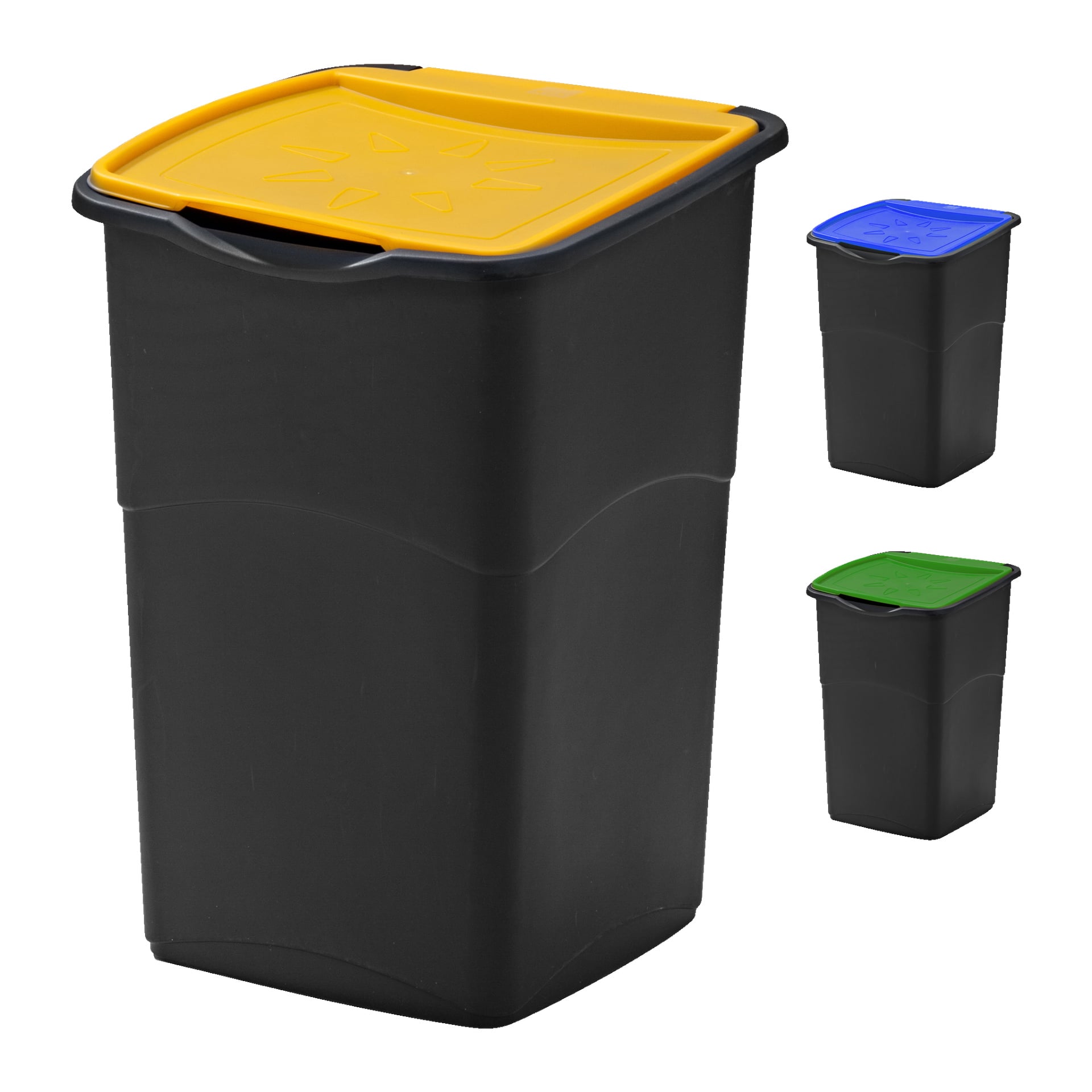 Hard Head Recycling Container 3 Pack innehåller tre rektangulära svarta plastlådor med upphöjda kanter på locken och en minimalistisk design. En behållare har gult lock, en blå och den tredje grönt. Alla lådor är tomma.