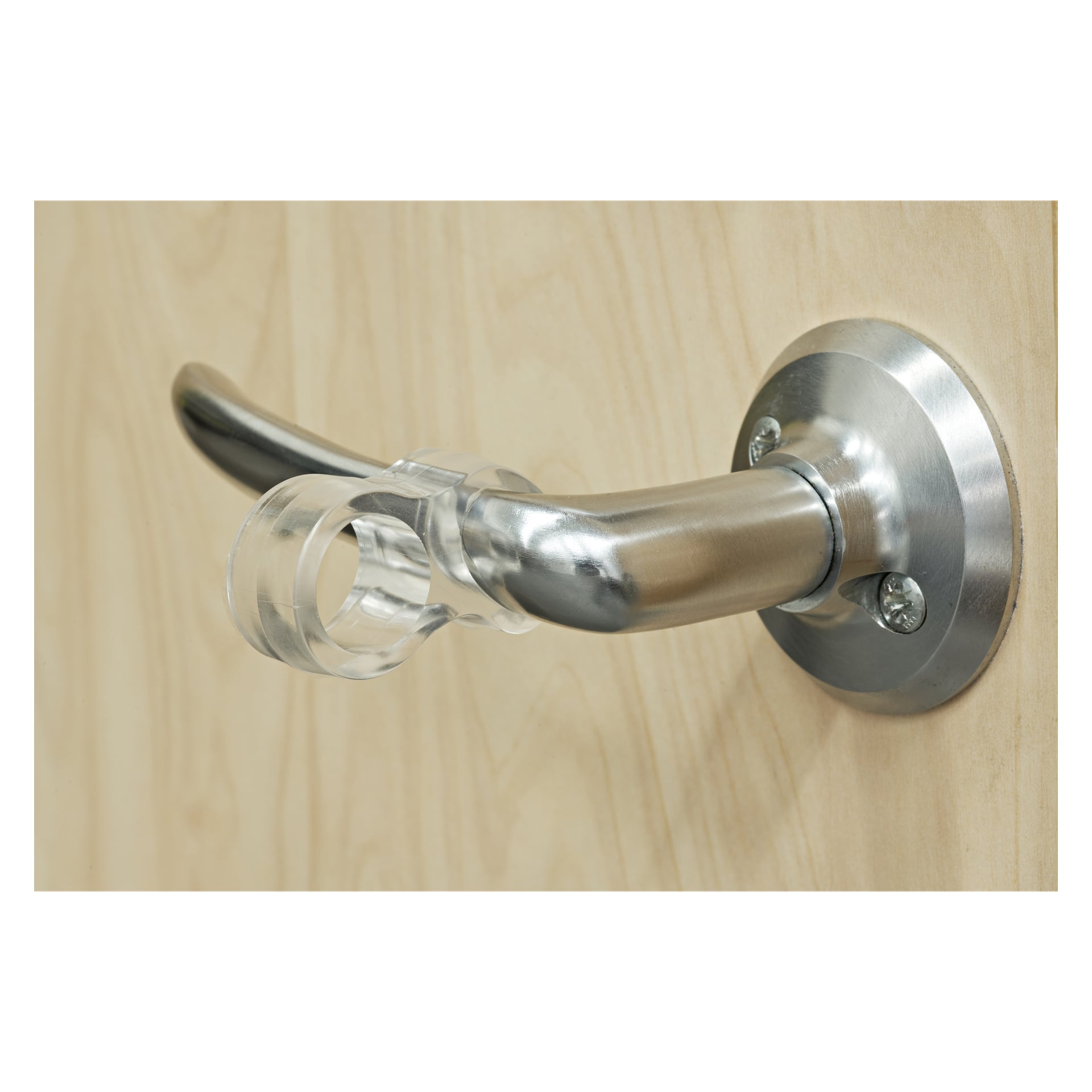 Bufor Hard Head Handle, pochodzący z zestawu 5-pack, jest mocowany do uchwytu ze stali nierdzewnej montowanej na lekkich drewnianych drzwiach, co zmienia sposób użycia klamki.