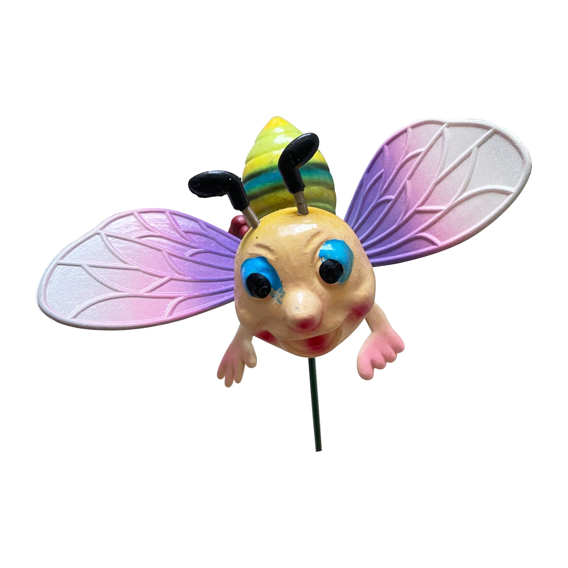 Dekorationen i Hard Head Garden visar ett lekfullt tecknat bi med ett glatt leende, framträdande blå ögon, livfulla rosa och lila vingar samt en gulgrön randig kropp, fäst vid en smal grön pinne.