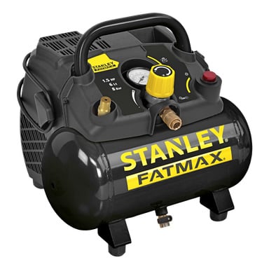 Den svarta Stanley Fatmax Compressor FMXCMD156HE har en cylindrisk tank, ett översta handtag och framträdande gula etiketter. Den inkluderar en tryckmätare, en kontrollknapp och två mässingskopplingar på den övre delen. Kompressorn är kompakt med stadiga fötter för stabilitet.