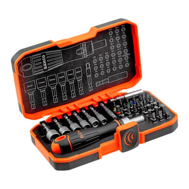 Ett öppet orange och svart Bahco Bit Set 36-delat fodral med ett märkt skruvmejselhandtag, olika utbytbara bitar och hylsor prydligt arrangerade, med en omfattande innehållsförteckning visad inuti locket.