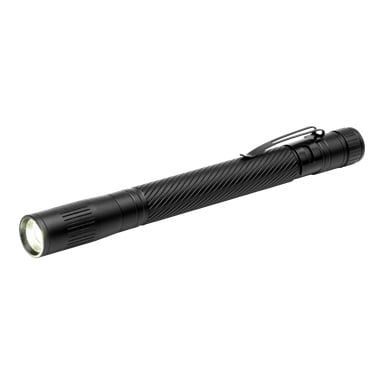 Anslut Torch LED on musta, kynän kokoinen taskulamppu, jossa on teksturoitu kahva, taskuklipsi ja hohtava lamppu toisessa päässä.